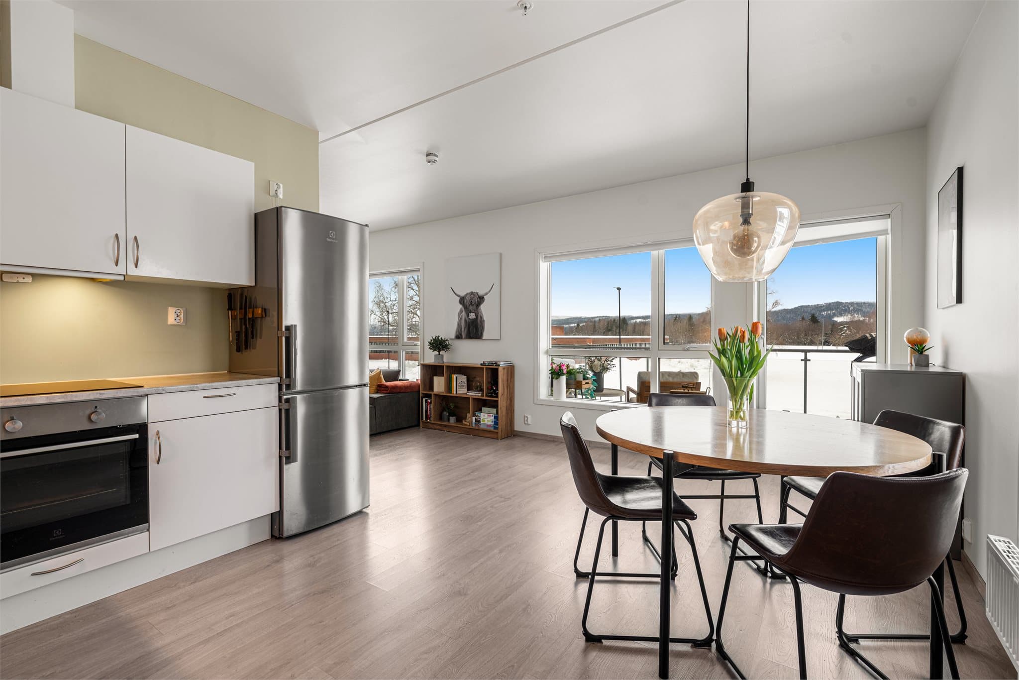 Kjøkkenet har dels integrerte hvitevarer og plass for frittstående kjøleskap.