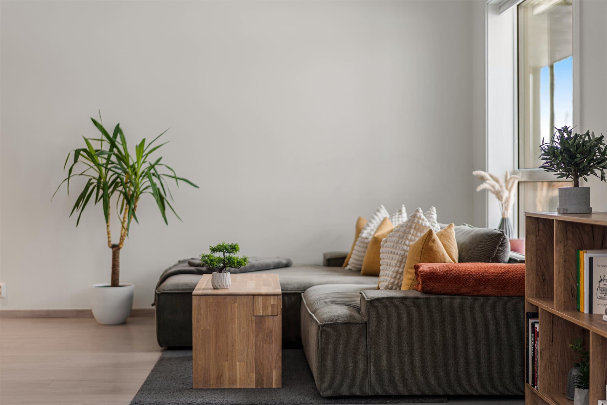 Stuen er lysmalt så her kan man enkelt innrede etter eget ønske.