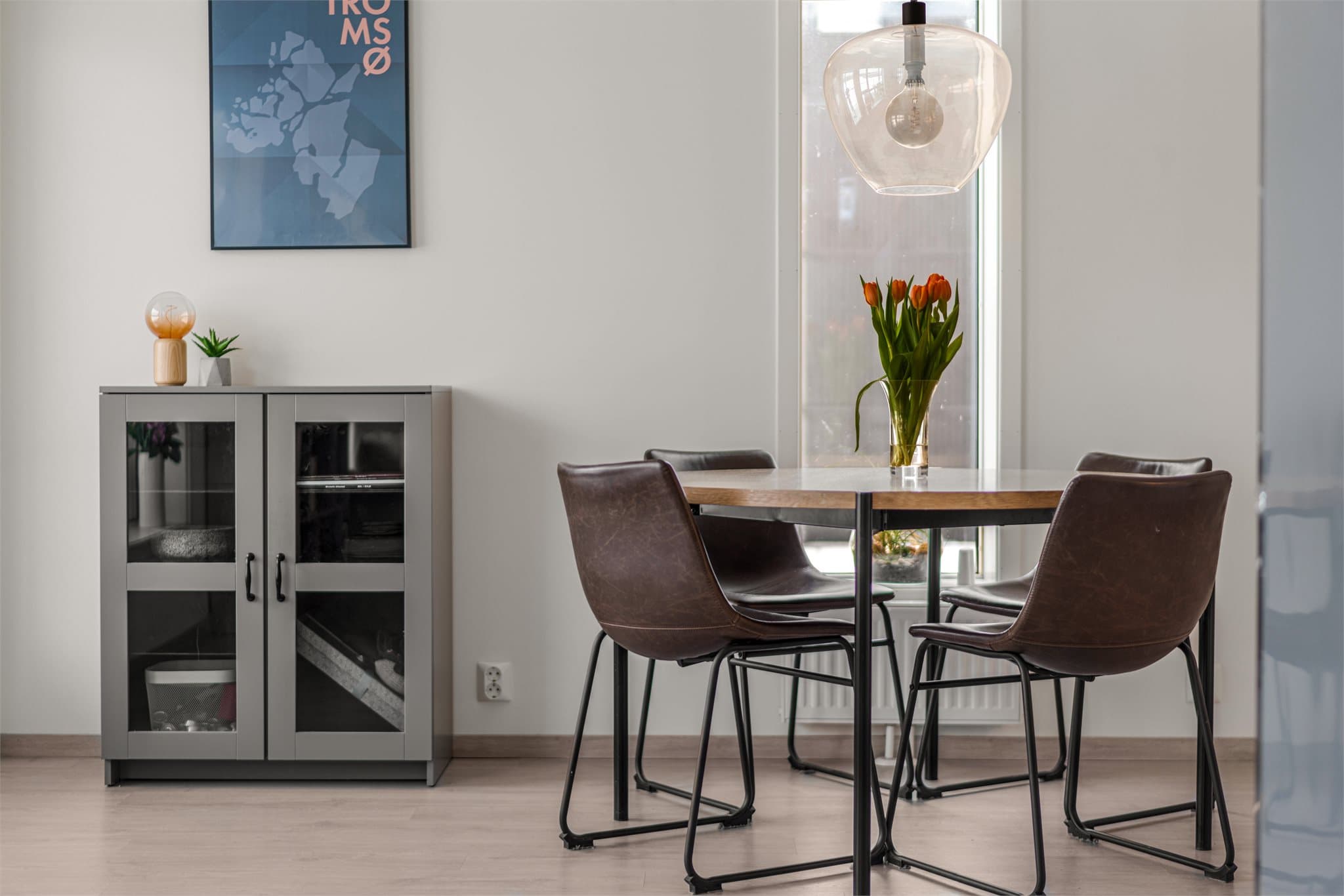 Plass for spisestue mot kjøkkenet.