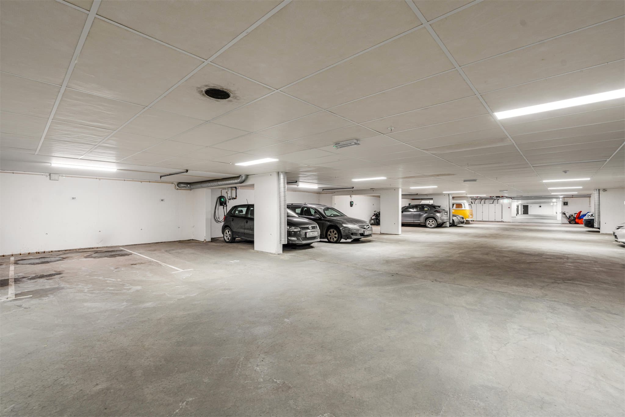 Boligen disponerer en parkeringsplass i felles garasjekjeller.