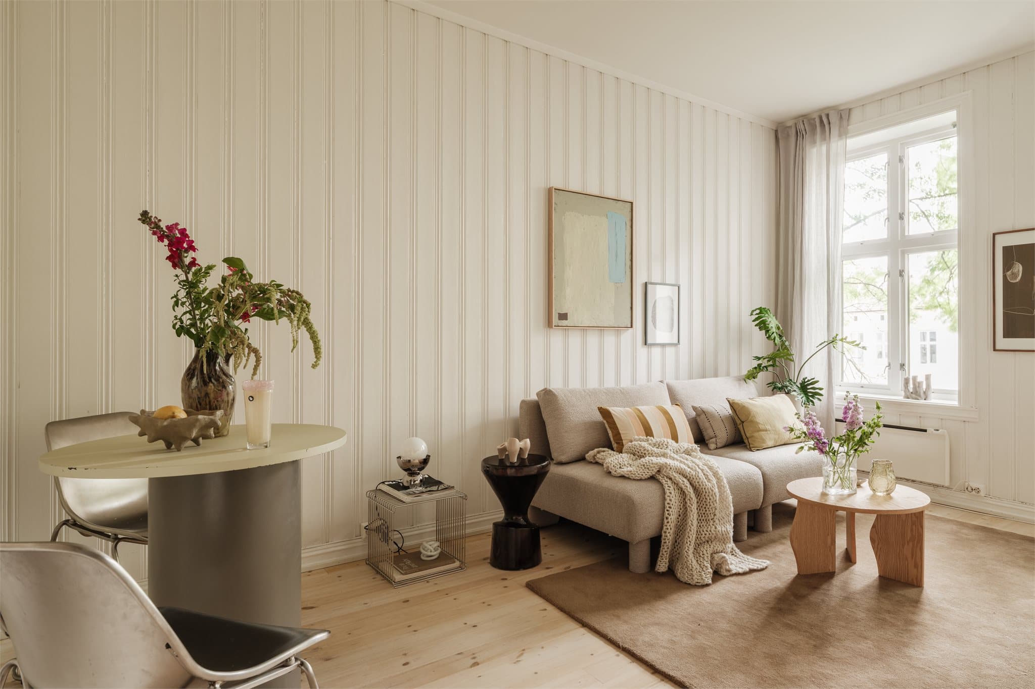 Romslig stue med god plass til både sofagruppe og spisebord.