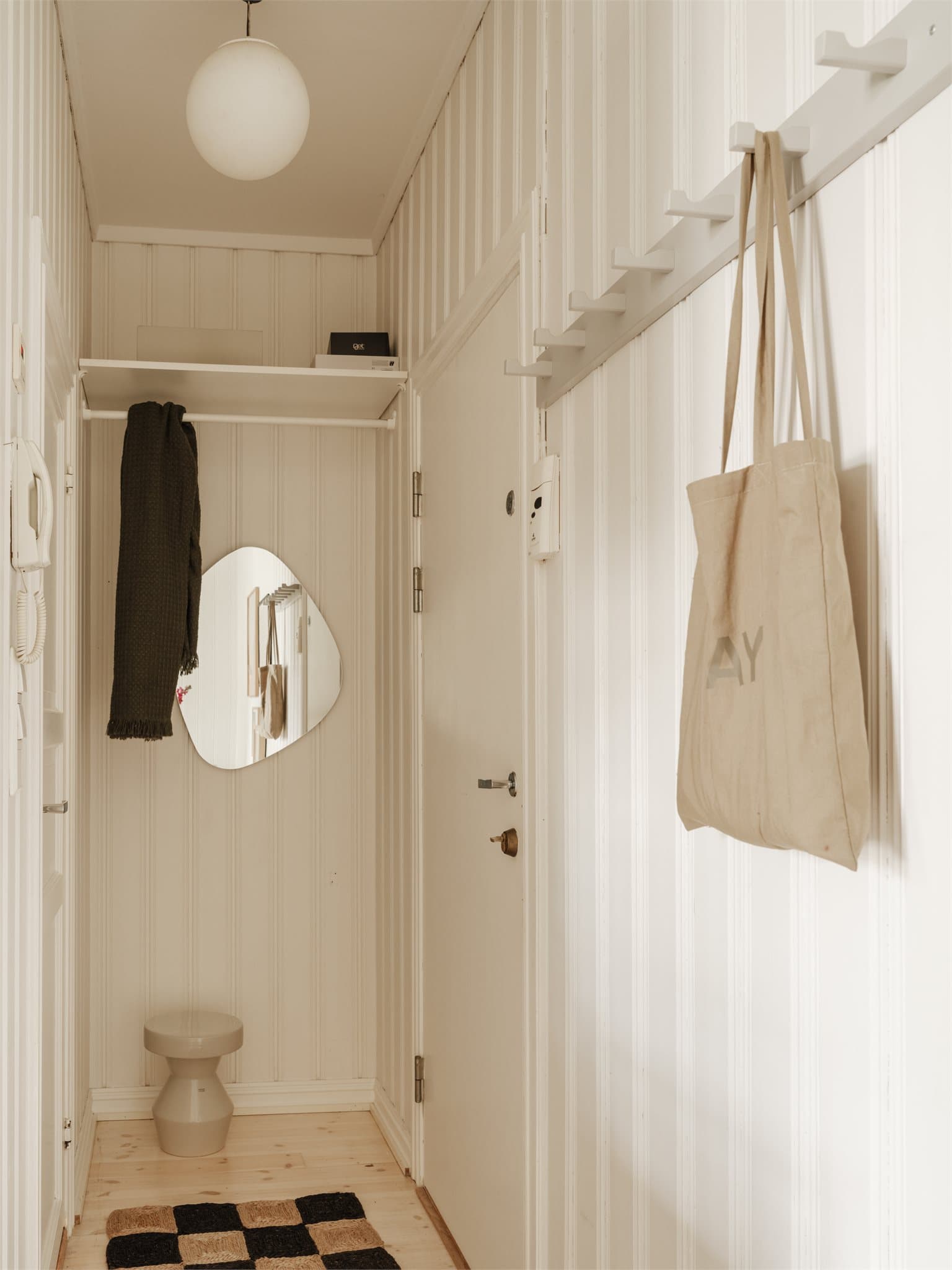 Gangen har god plass til knaggrekke for oppheng av tøy.
