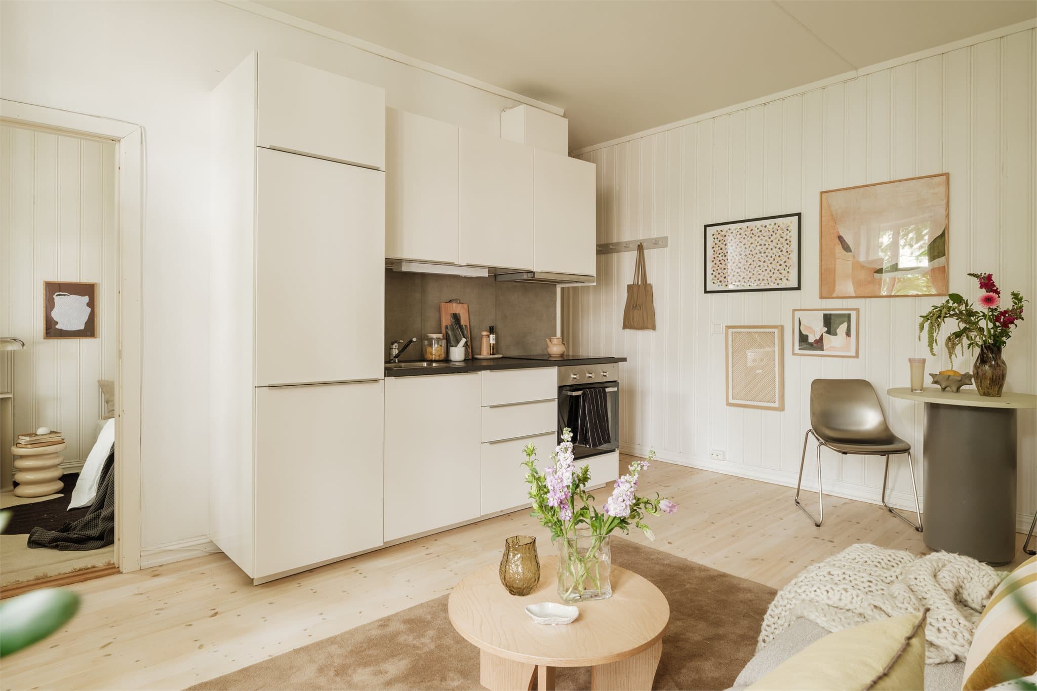 Kjøkkenet har lyse slette fronter og laminat benkeplate. Det er god skapplass til størrelsen å være.