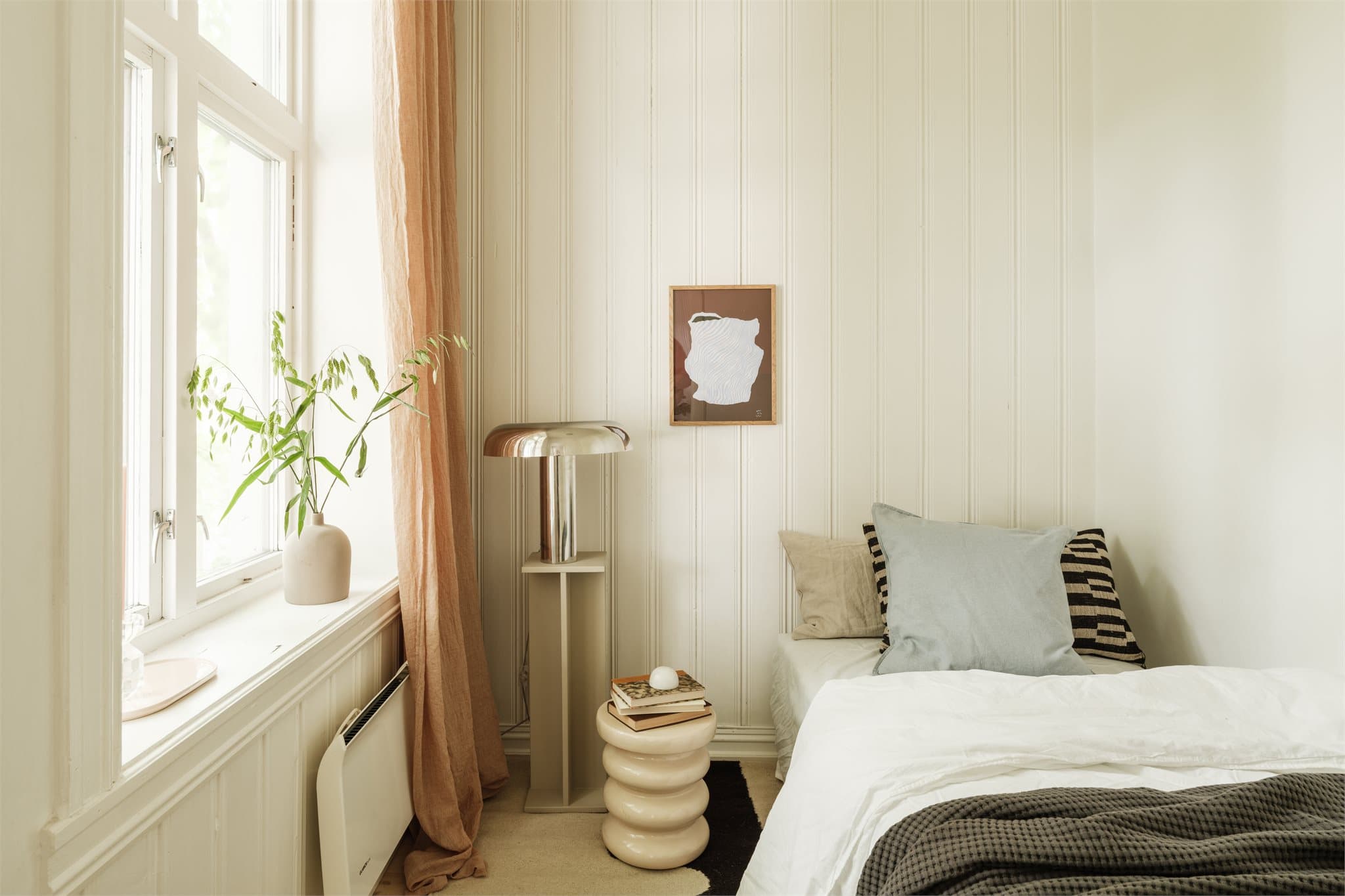 Rommet er lyst og har god plass til seng samt kommode for oppbevaring.