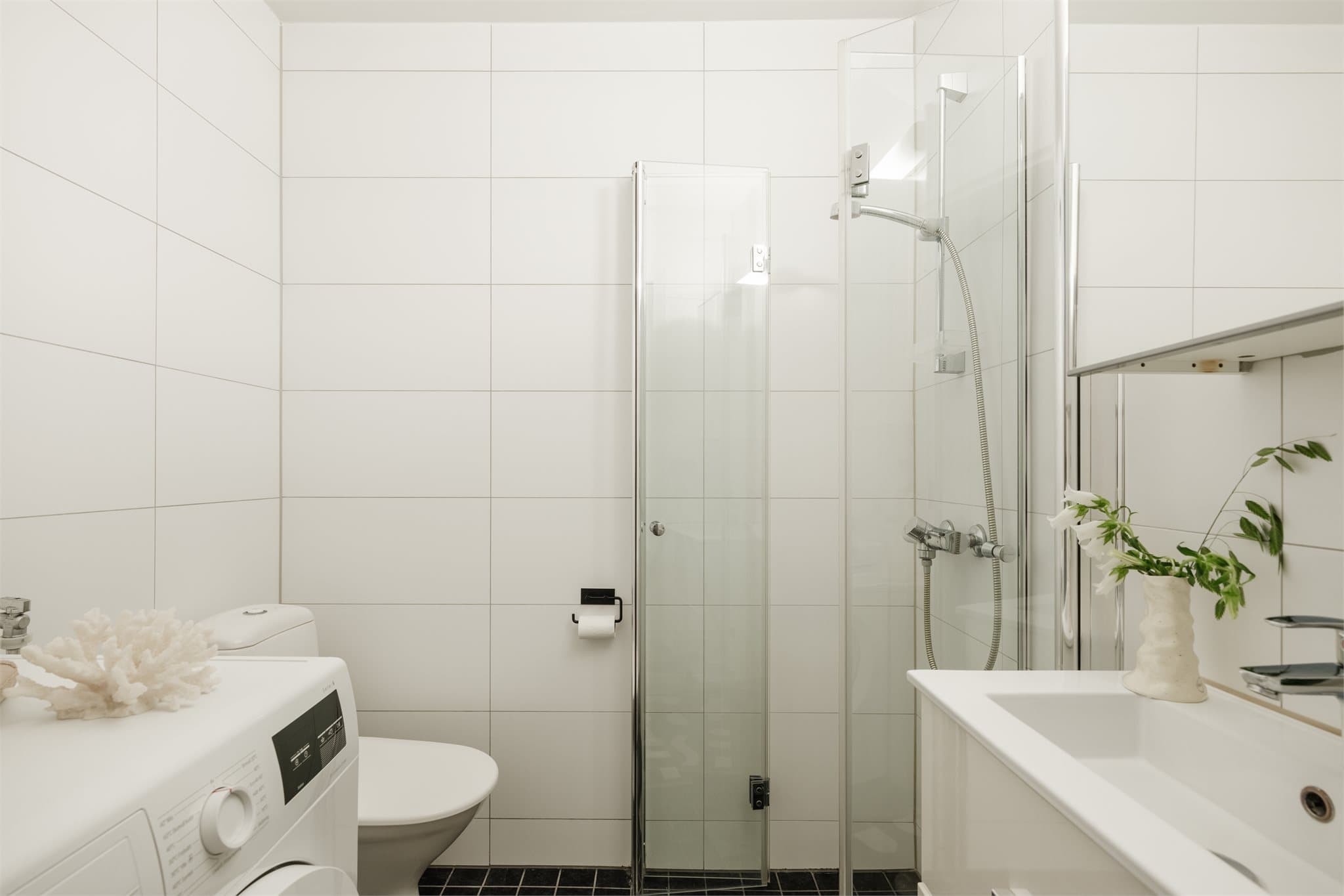 Flislagt bad med opplegg for vaskemaskin.