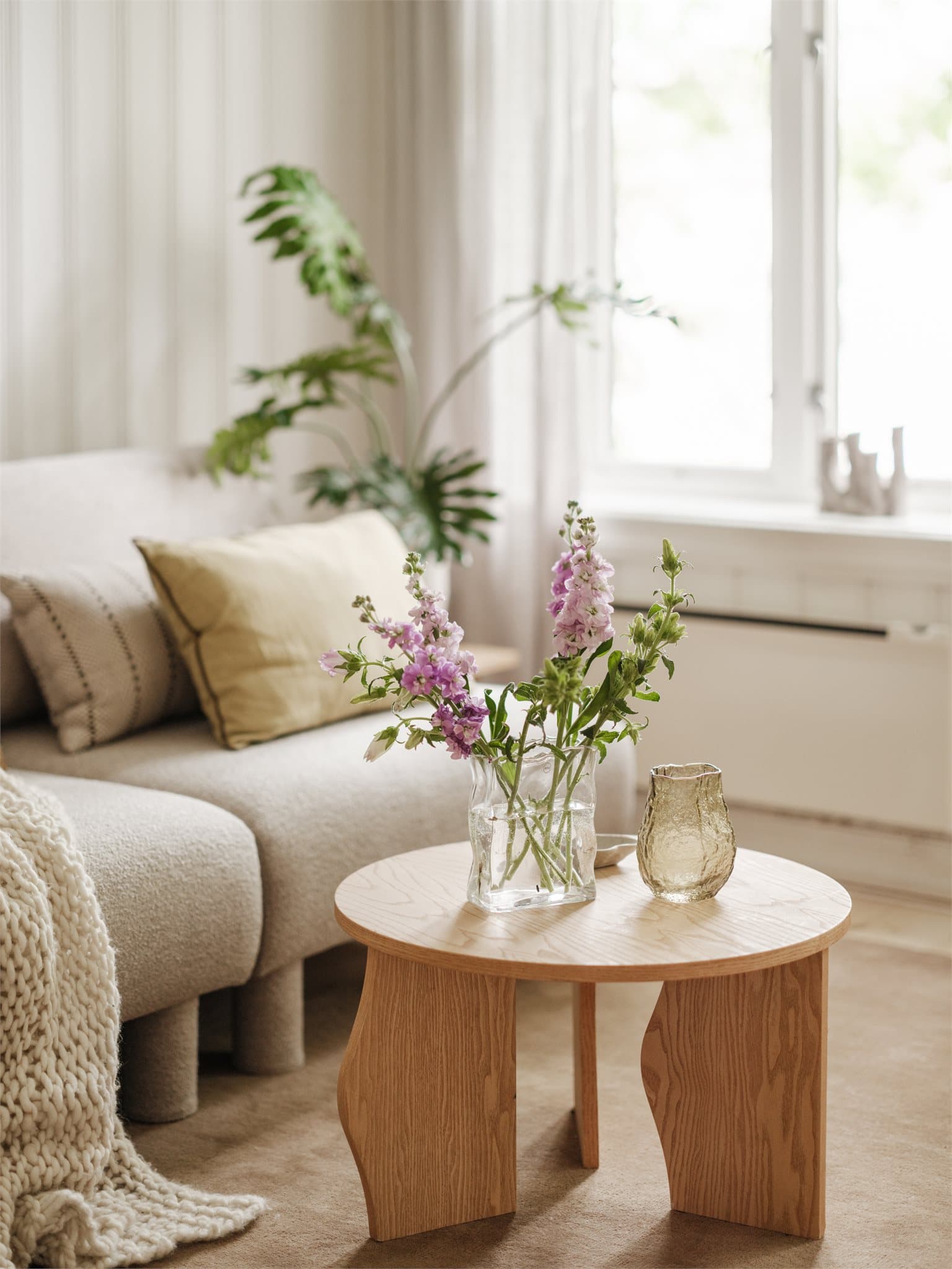 Boligen har store og dype vindusflater som gir masse naturlig lys og et sted å sette pynt og diverse.