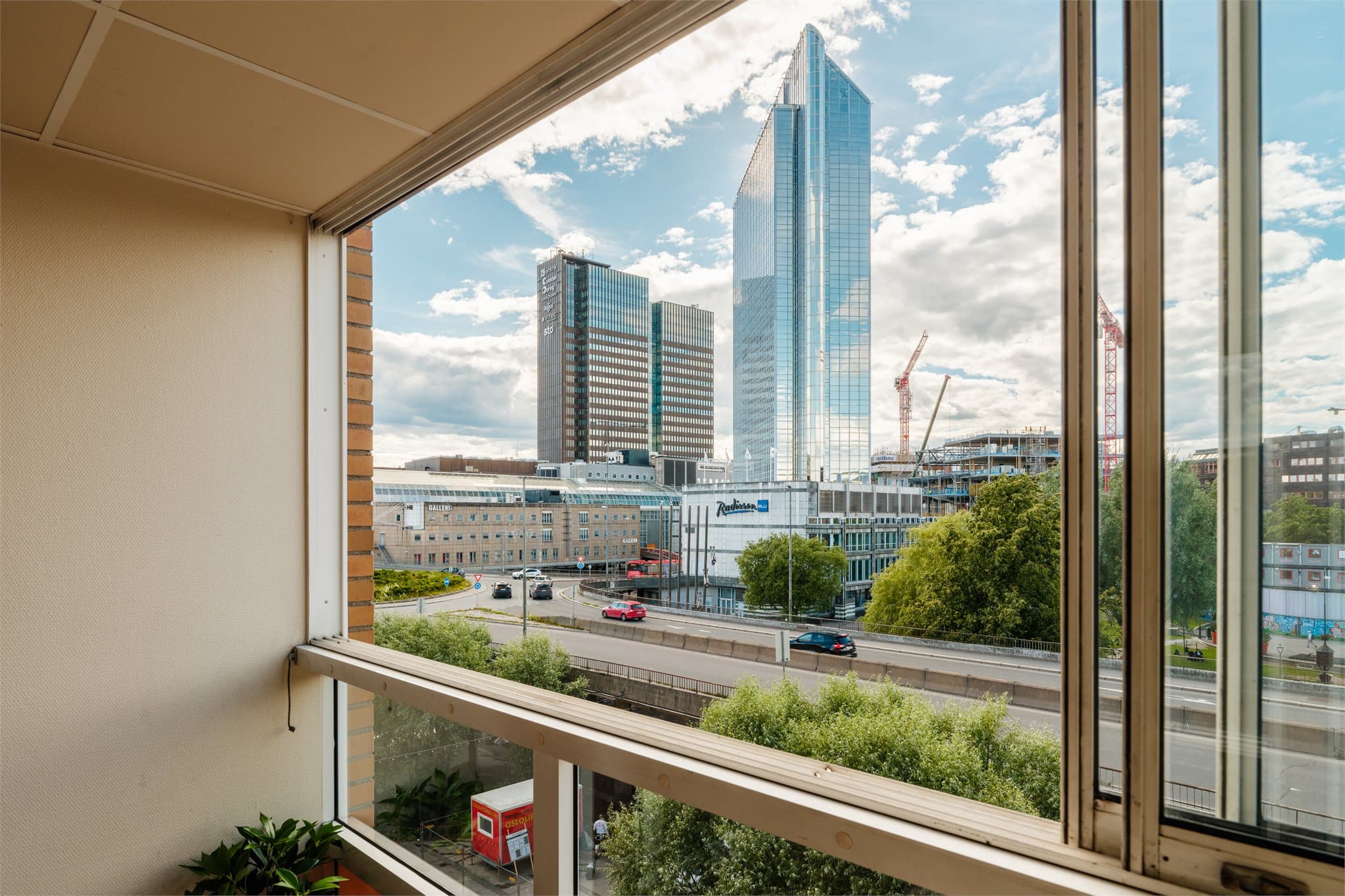 Fra den innglassede verandaen har du utsikt mot Oslo Plaza, Oslo Spektrum og Vaterlandsparken.