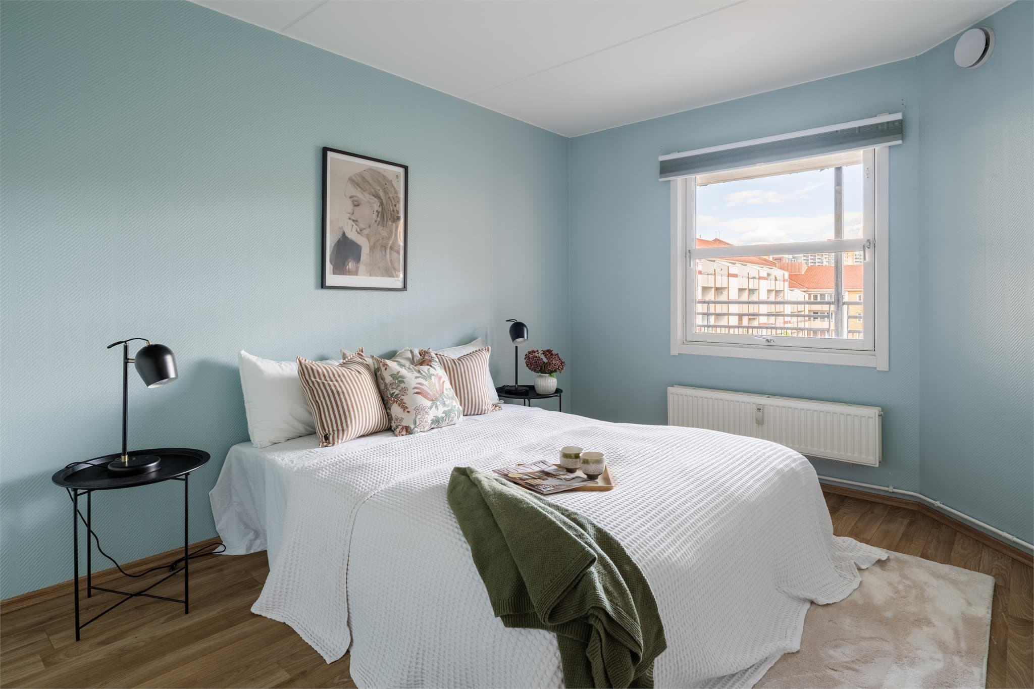 Leilighetene varmes opp via radiatorer. Kostnader tilknyttet oppvarming, gulvvarme på bad og varmtvann er inkludert i felleskostnadene (akonto).