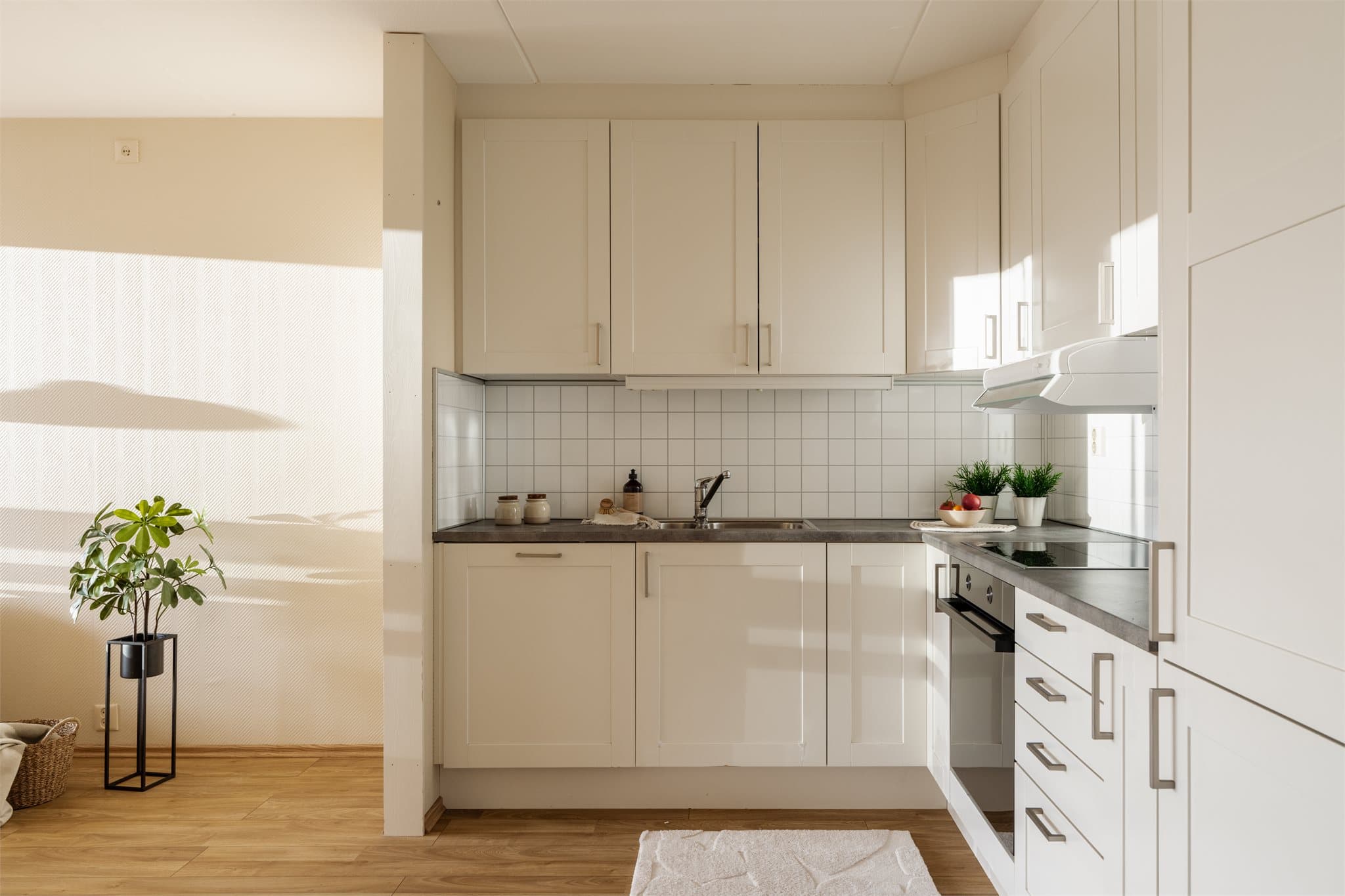 Kjøkkenet er utstyrt med integrert oppvaskmaskin, stekeovn, keramisk koketopp samt kjøl-/fryseskap.