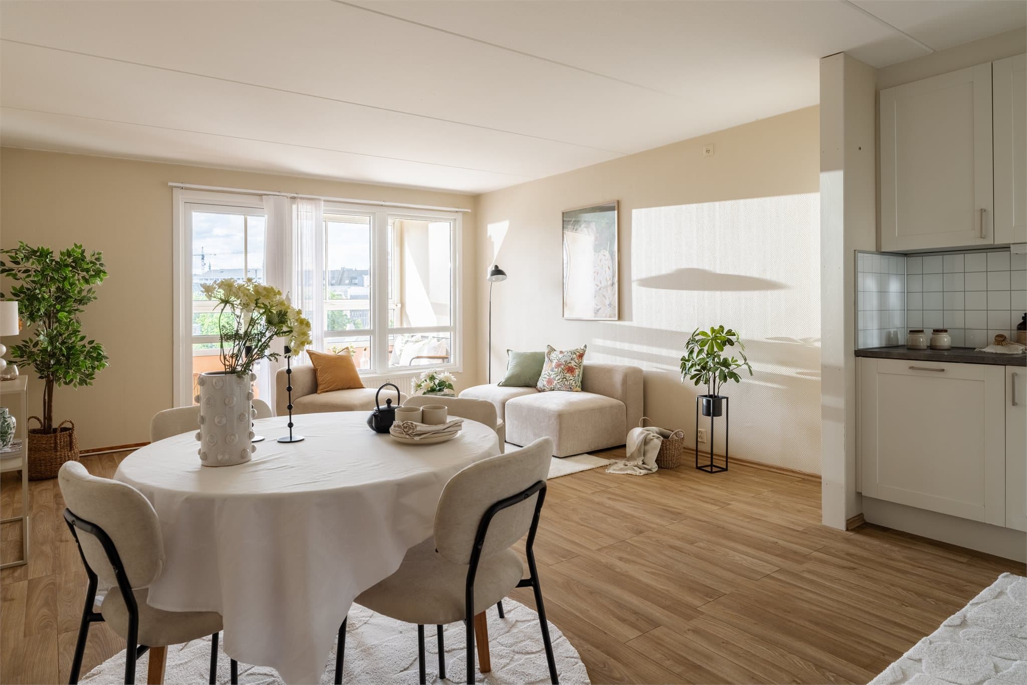 Leiligheten er romslig med et innbydende oppholdsrom som har plass til både spisebord og sofagruppe.