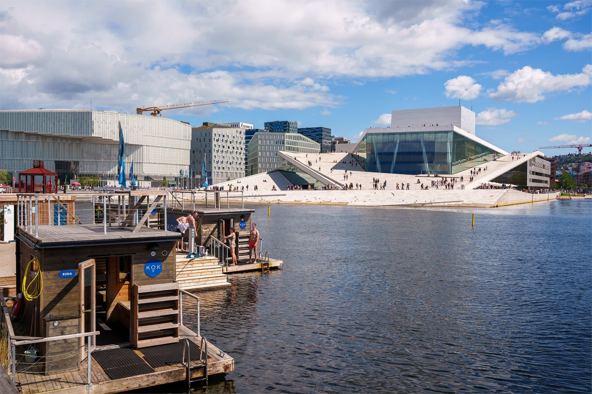Langkaia byr på populære rekreasjonsområder langs vannkanten.