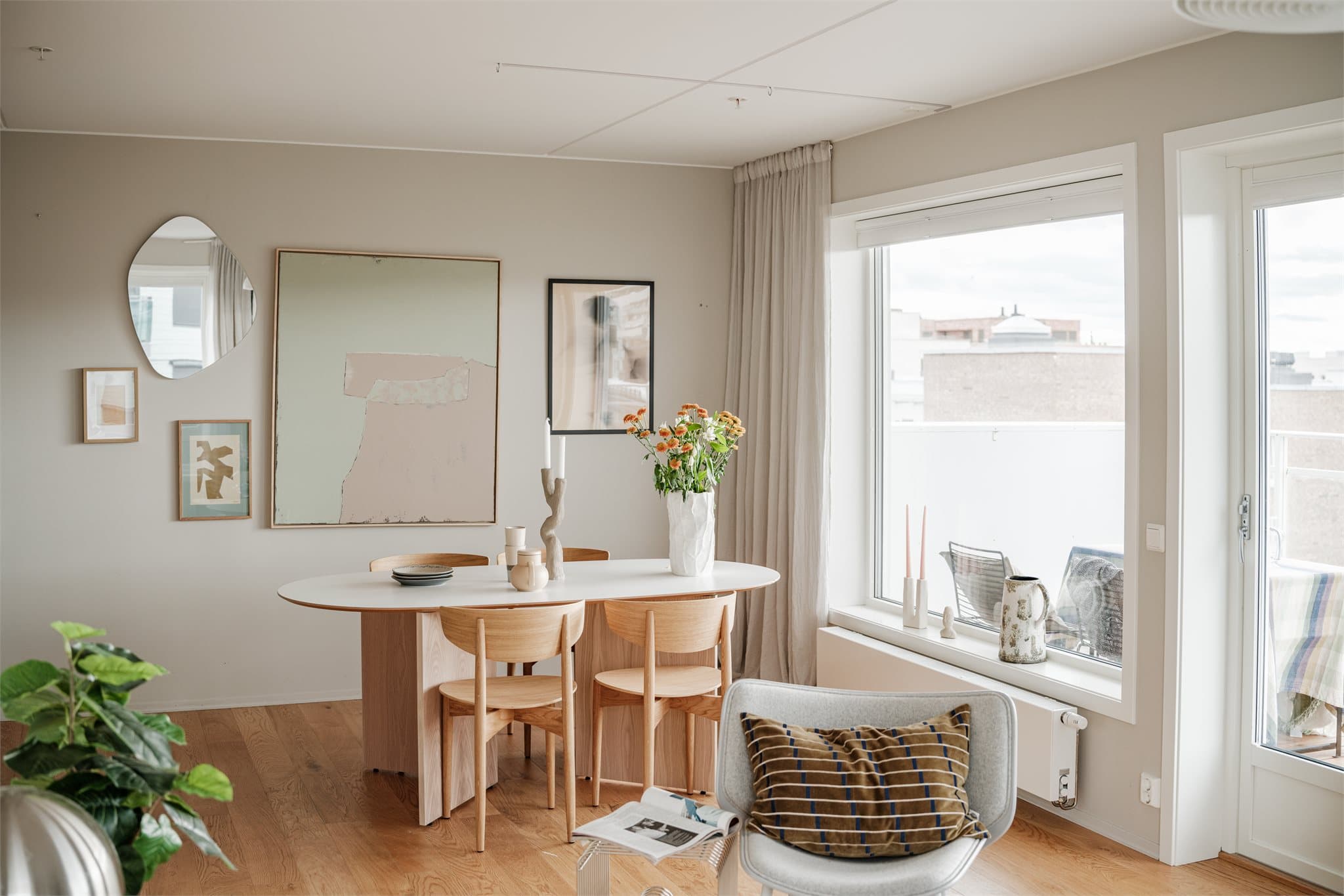 Dette er en lys stue med åpen løsning til kjøkken, spiseplass og utgang til balkong.