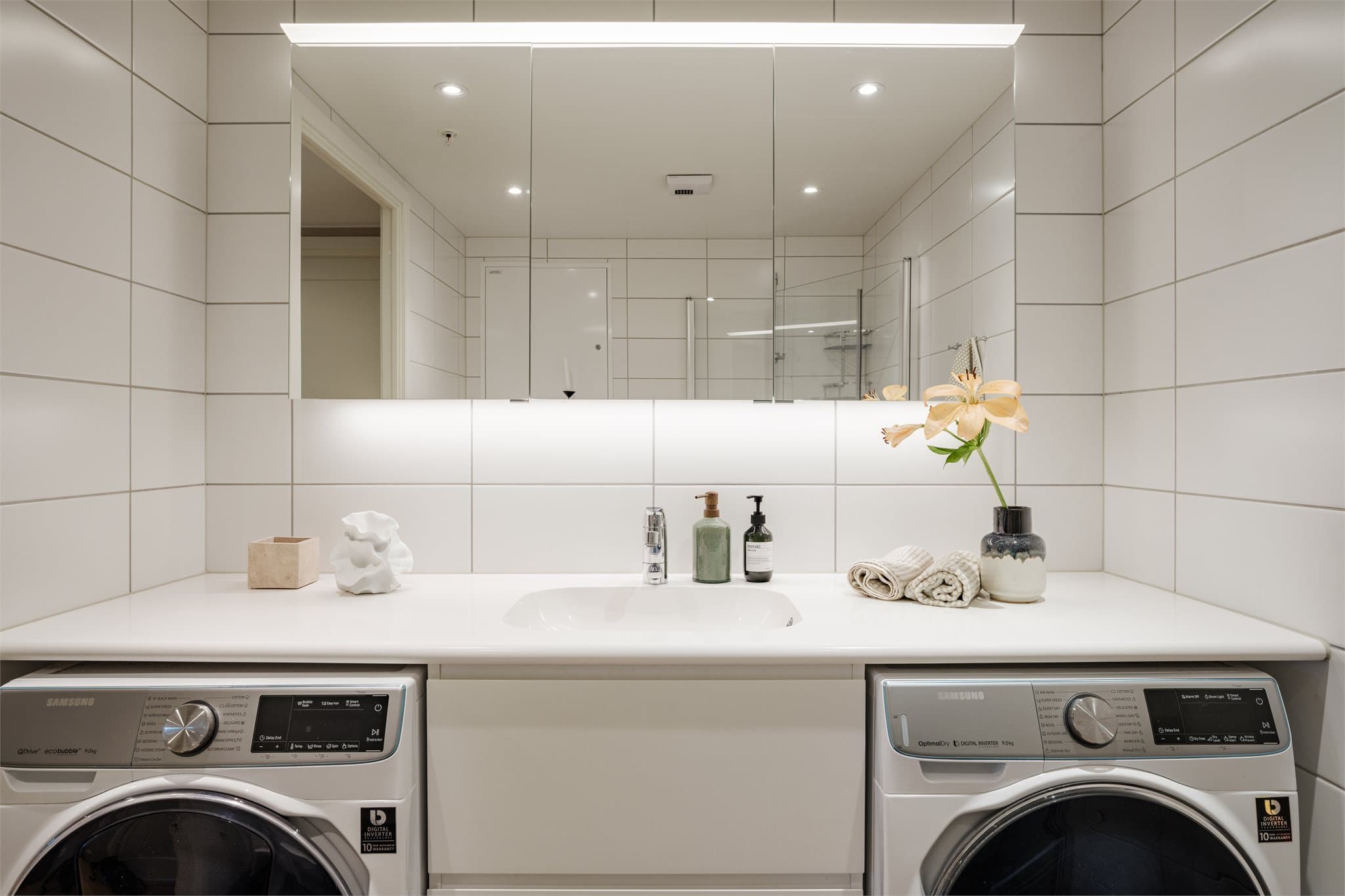 Her er det også godt med benkeplass og plass til oppbevaring i skuffer og speilskap.