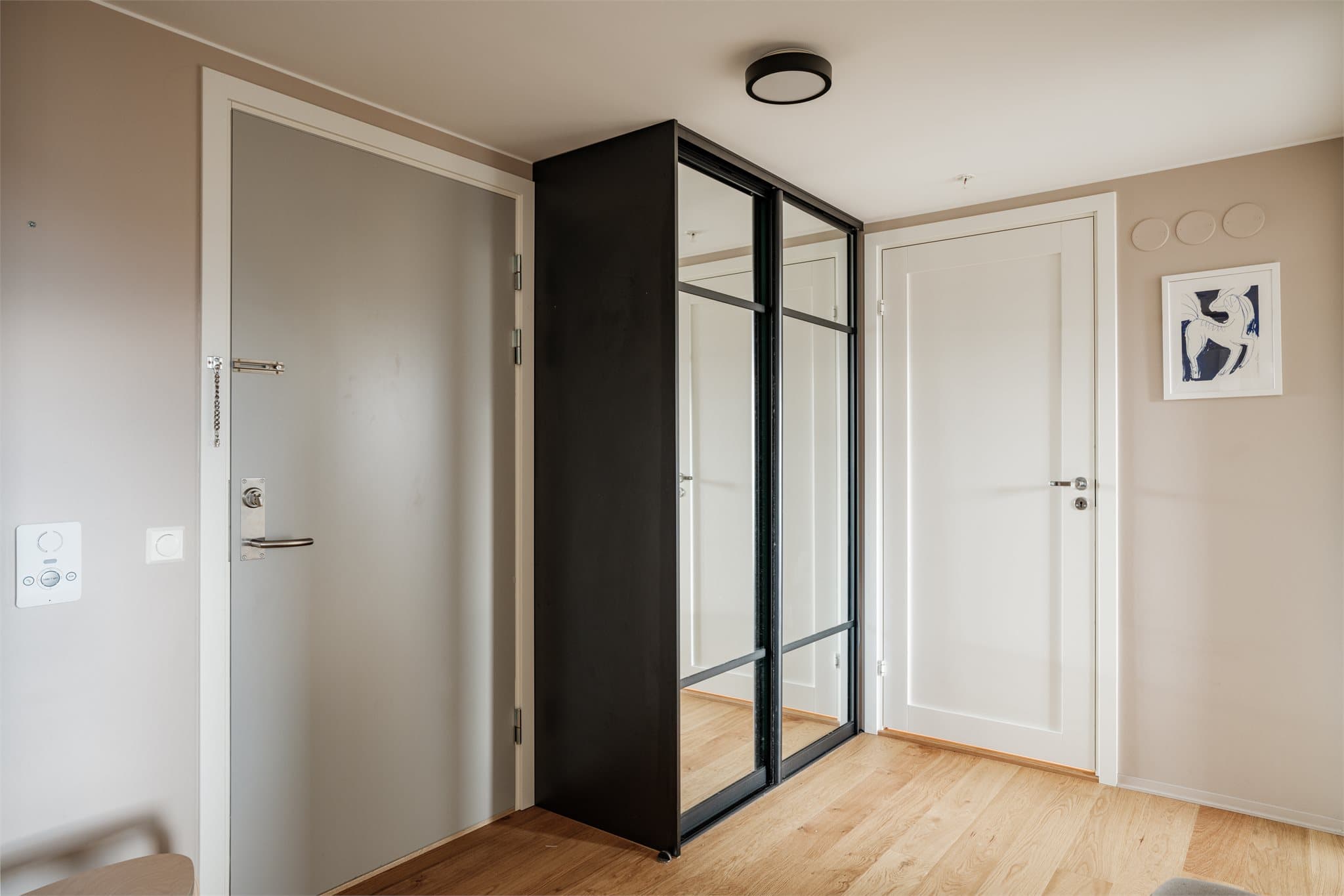 En lys, romslig og innbydende entré.