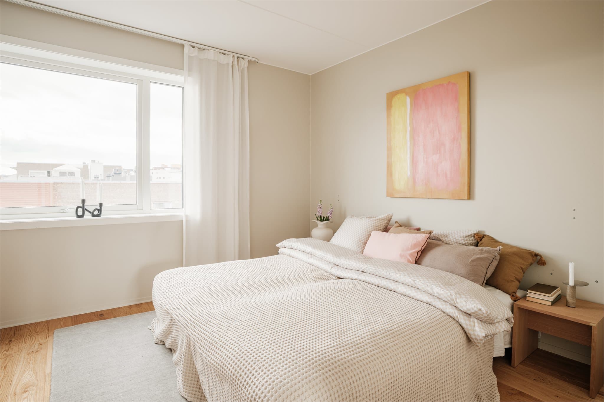 Hovedsoverommet er malt i lyse og behagelige fargetoner.