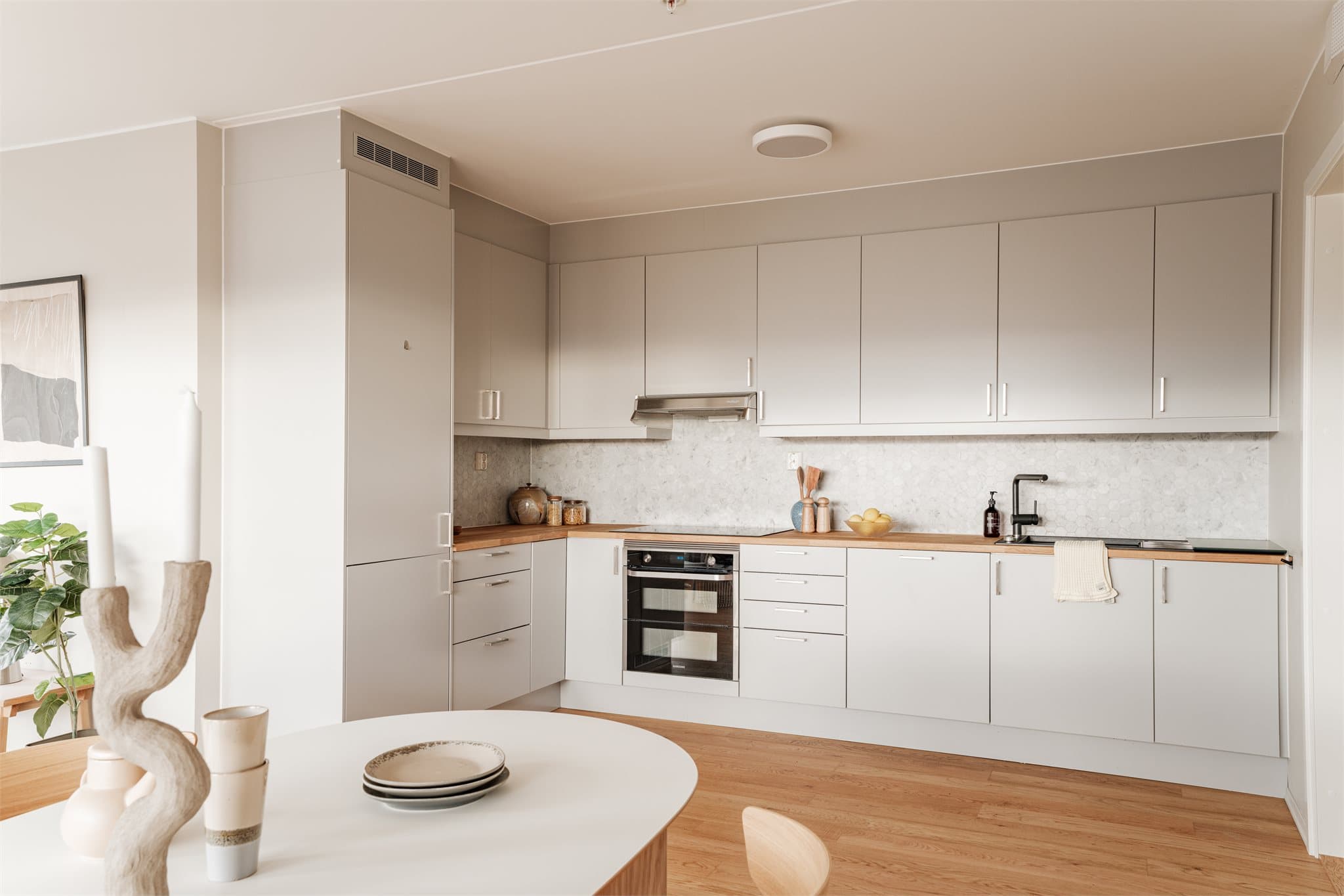 Kjøkkenet har opplegg for platetopp, oppvaskmaskin, stekeovn og kombi kjøl/frys.