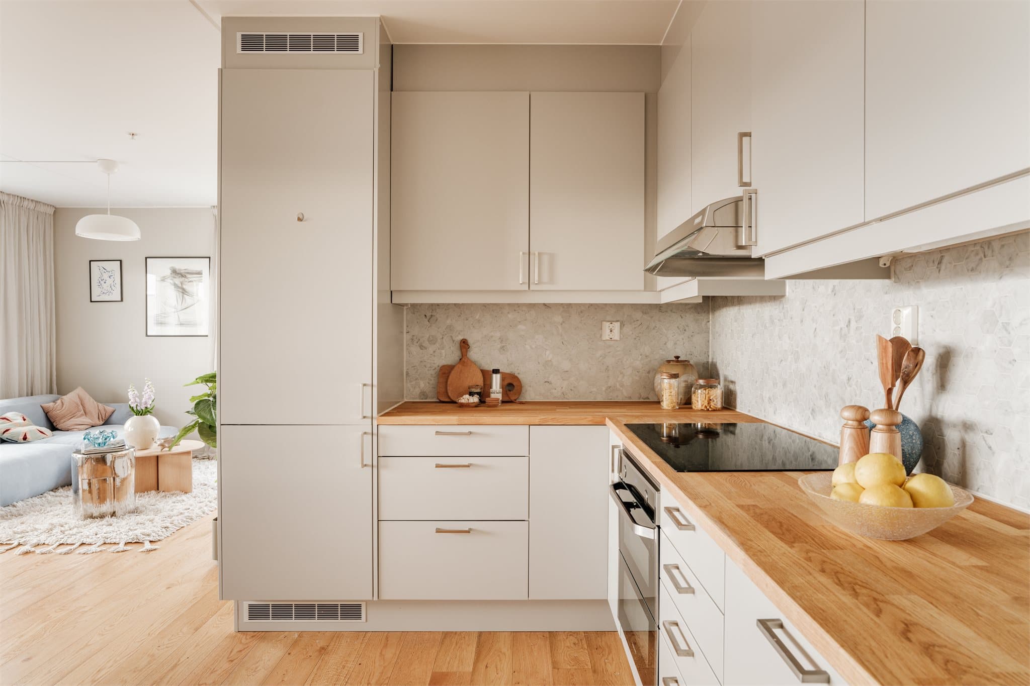 Stort kjøkken med godt med benk- og skapplass.