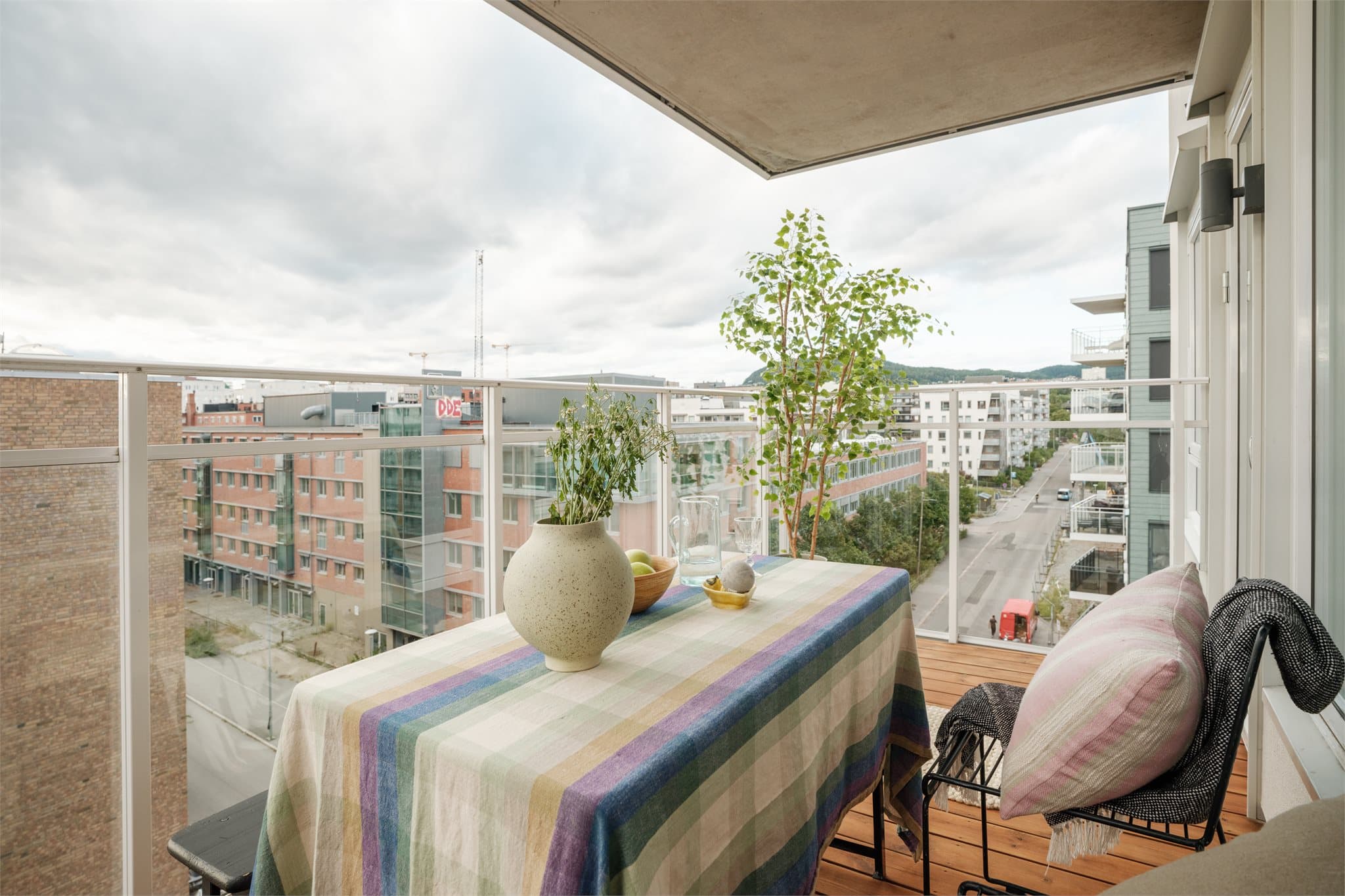 Balkongen er en forlengelse av stuen og gir muligheter for utemøbler og beplantning.