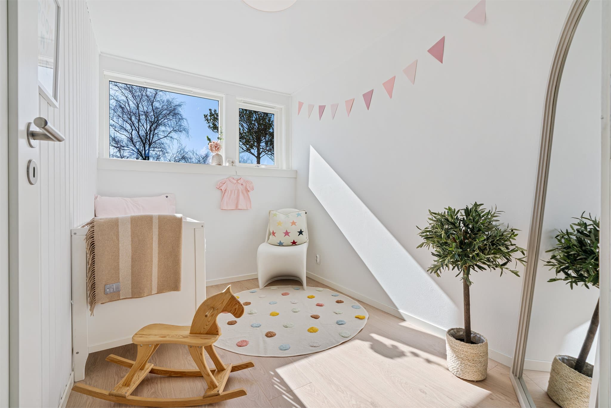 - Terrassedør og soveromsvinduer på sørsiden ble byttet i 2026 -