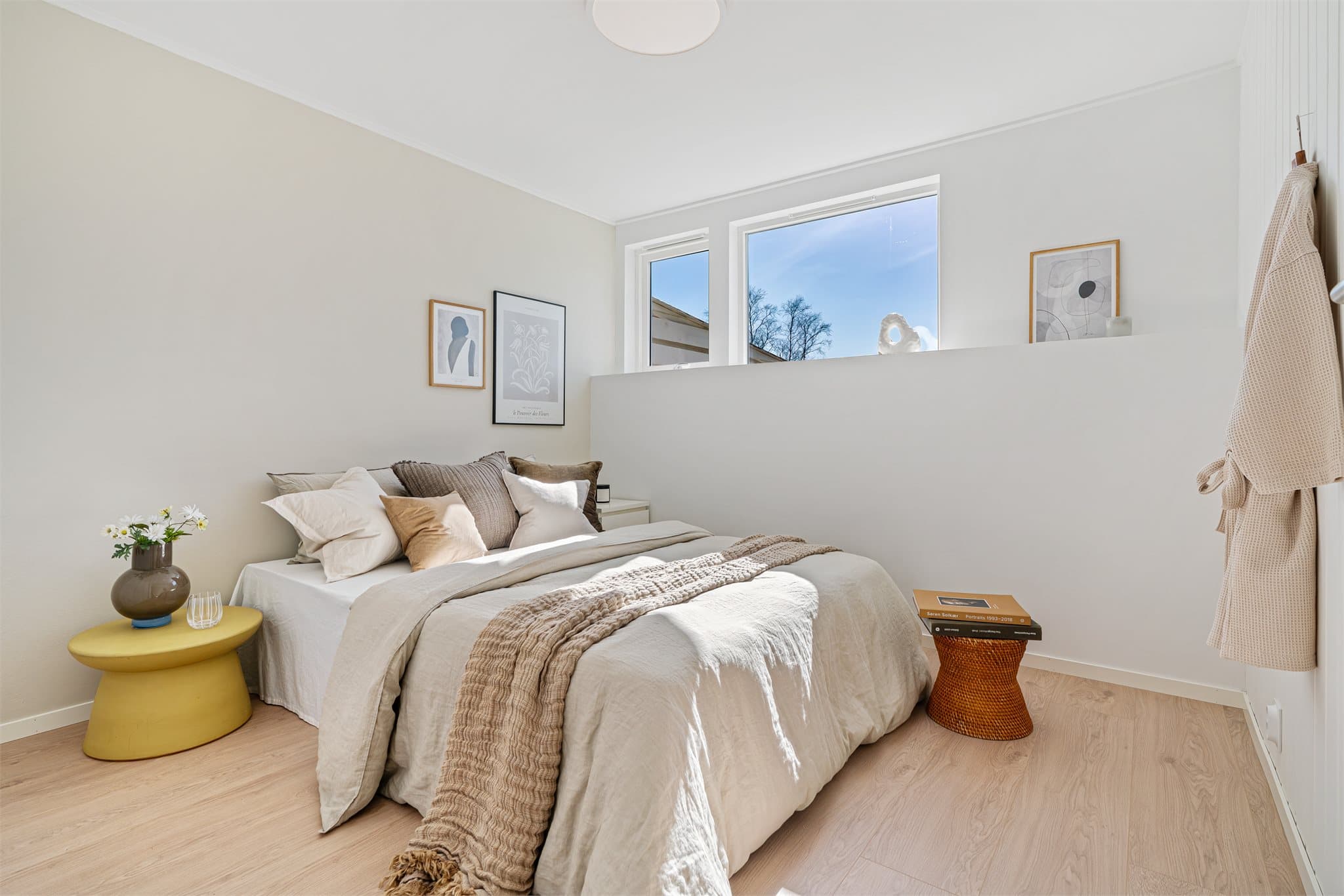 - Hovedsoverommet måler 9,9m² og har godt med plass til dobbeltseng i ønsket størrelse og tilhørende møblement -