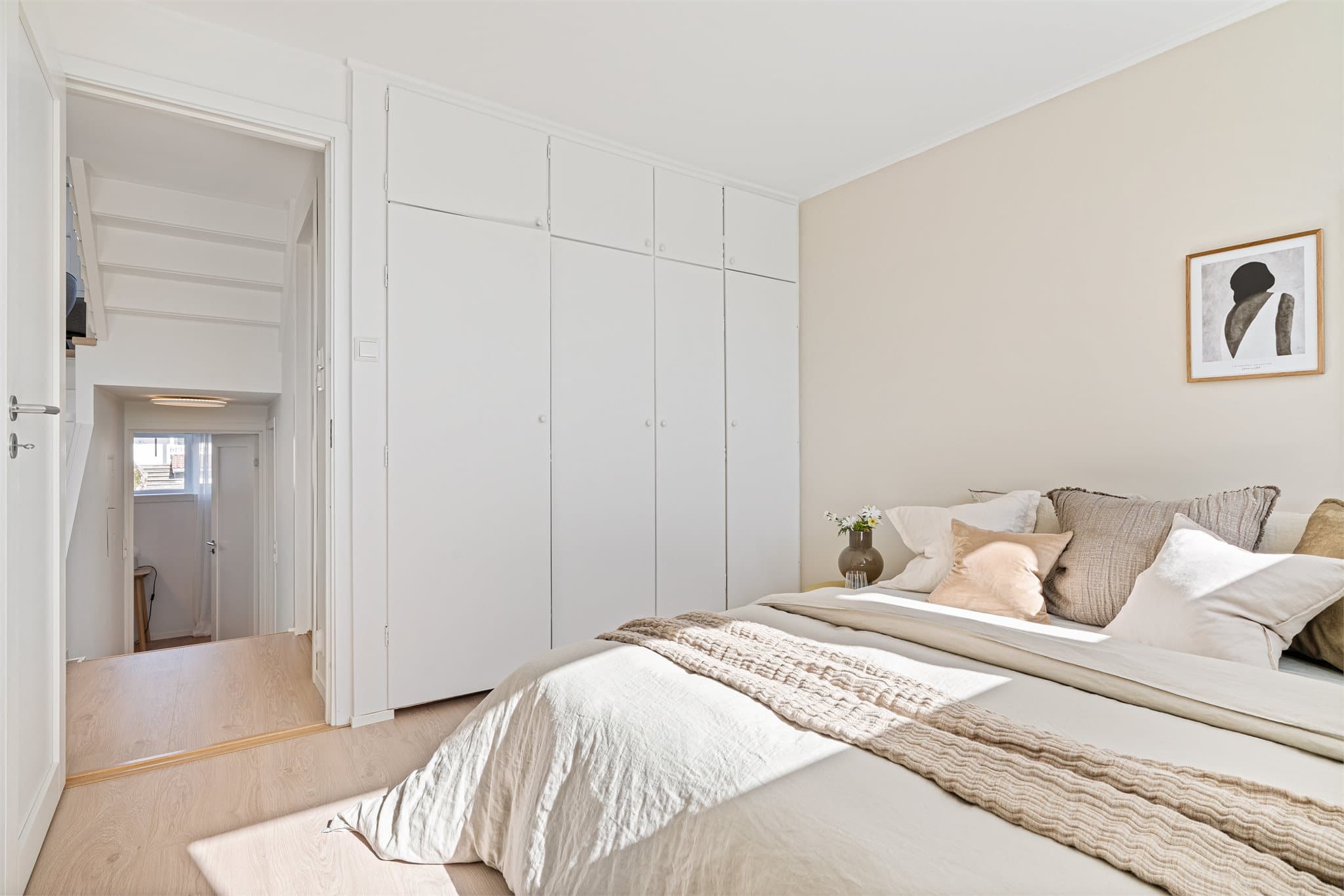 - Svært praktisk med innebygget garderobeløsning -