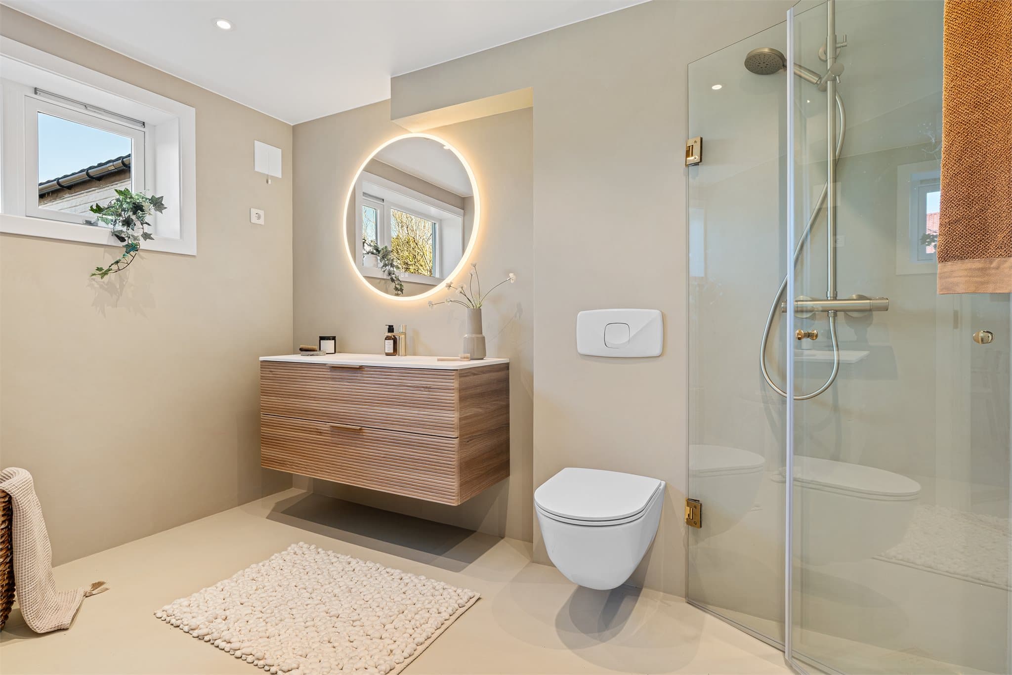 - Badet måler 6,1m² og har gulvvarme som bidrar til en jevn og behagelig varme i rommet -