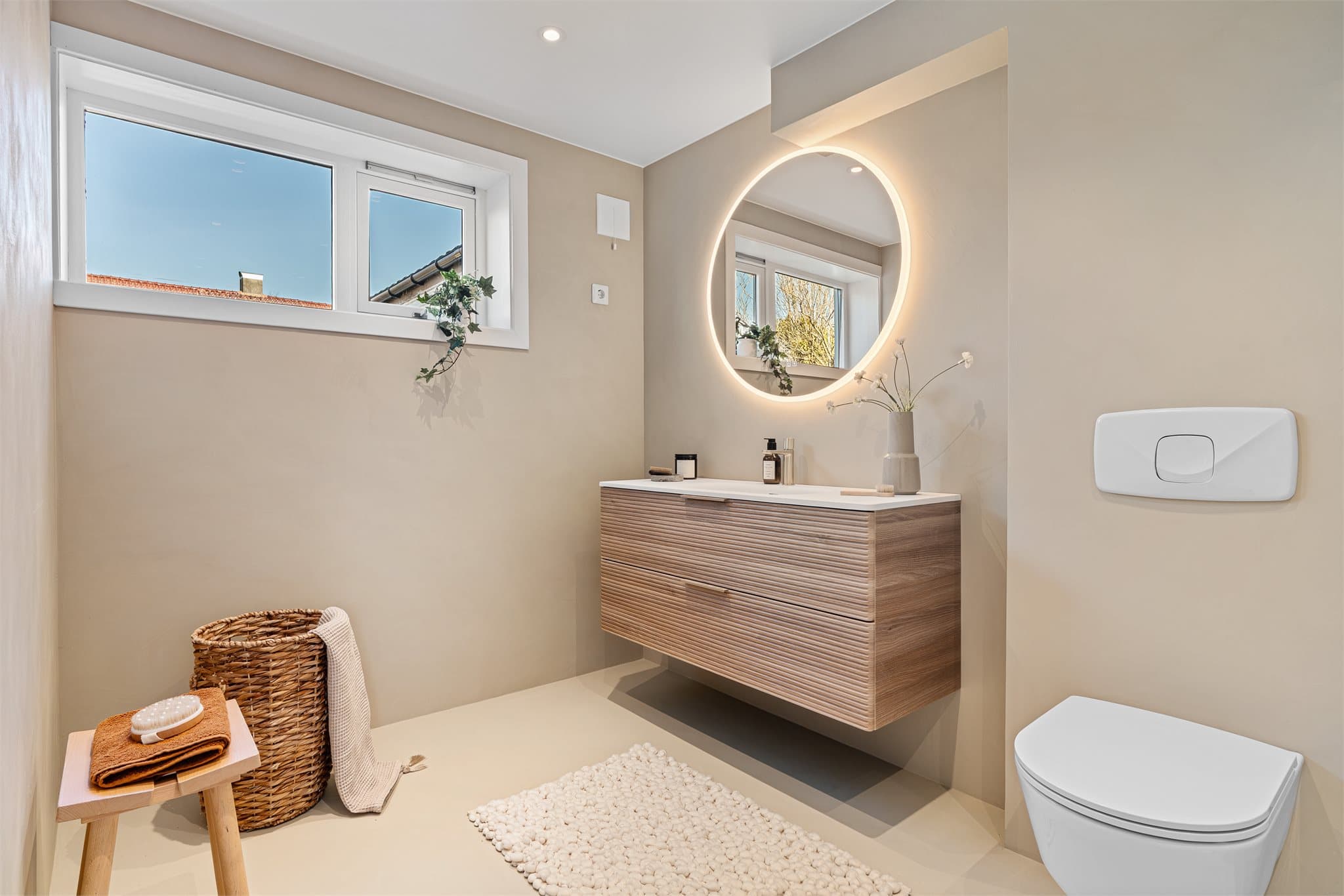 - Innredet med heldekkende servant, vegghengt toalett og dusjhjørne med tak- hånddusj -