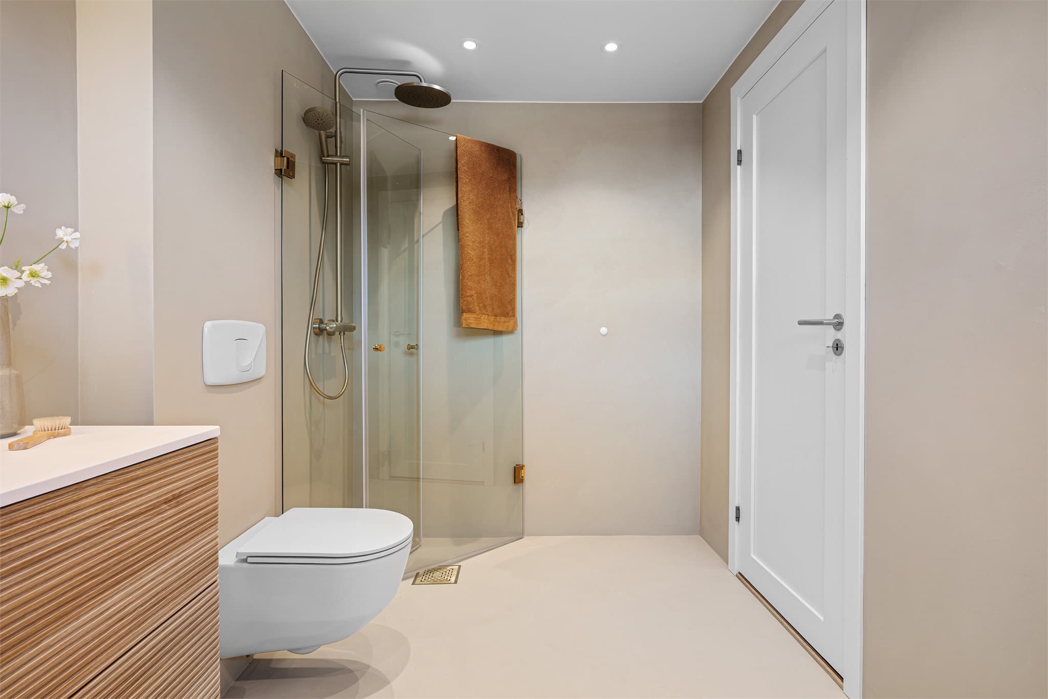 - Badet er overflatebehandlet med mikrosemement som gir et moderne og sømløst uttrykk -