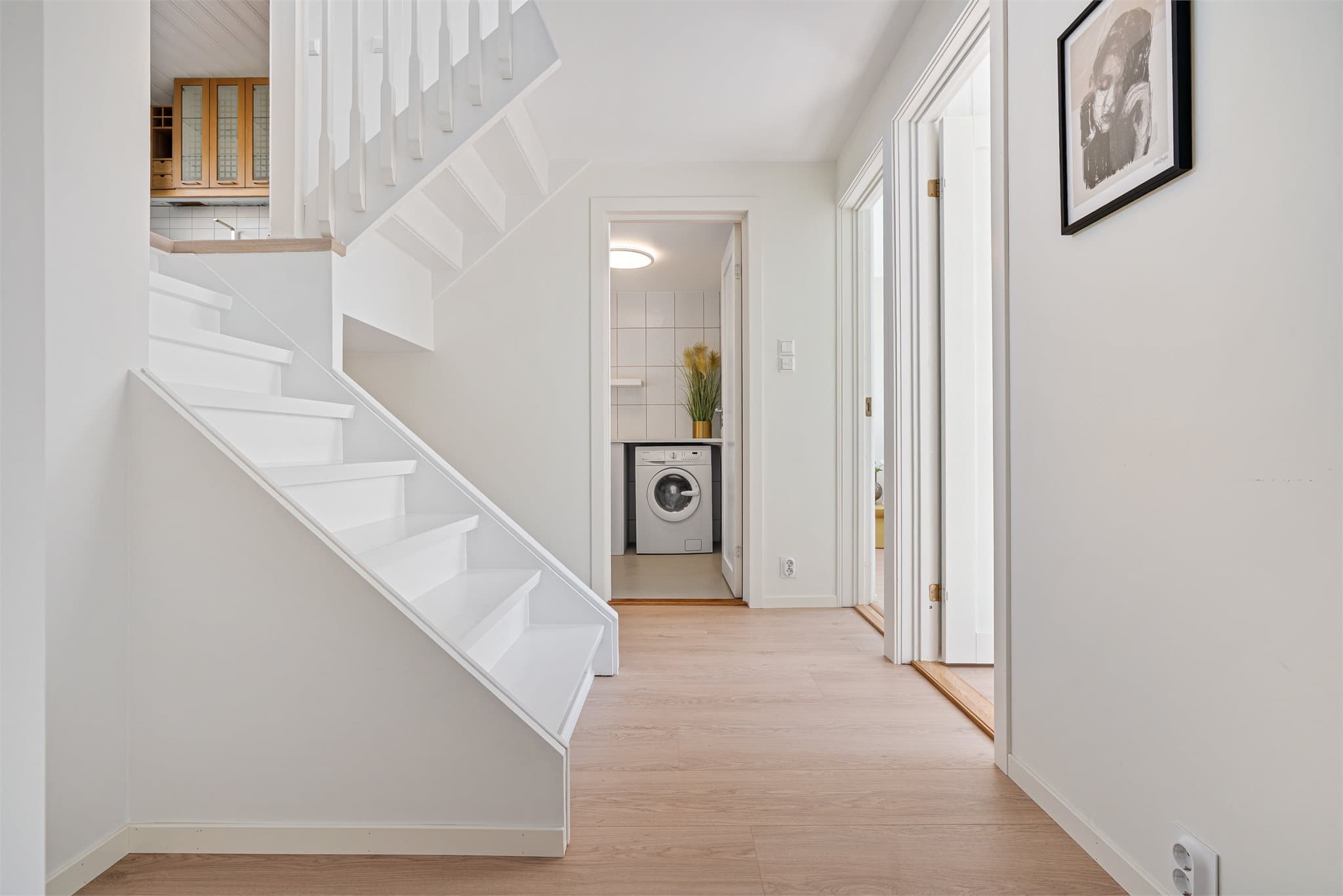 - Vi beveger oss ned i boligens første etasje som inneholder 4 soverom, bad, toalett/vaskerom og hall m/trapp -