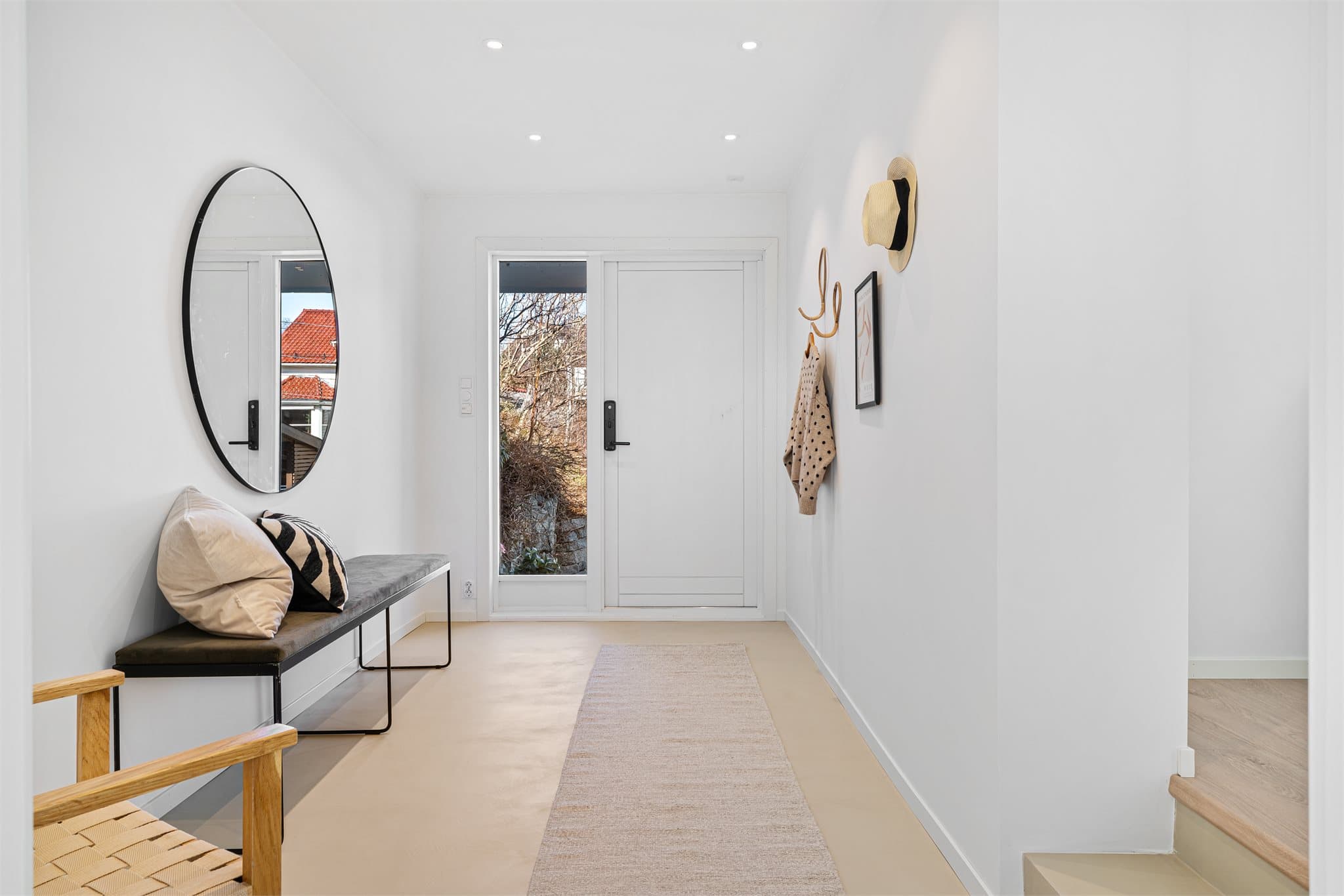 - Du blir ønsket velkommen hjem til en lys og innbydende hall m/ trapp som måler hele 15m² -