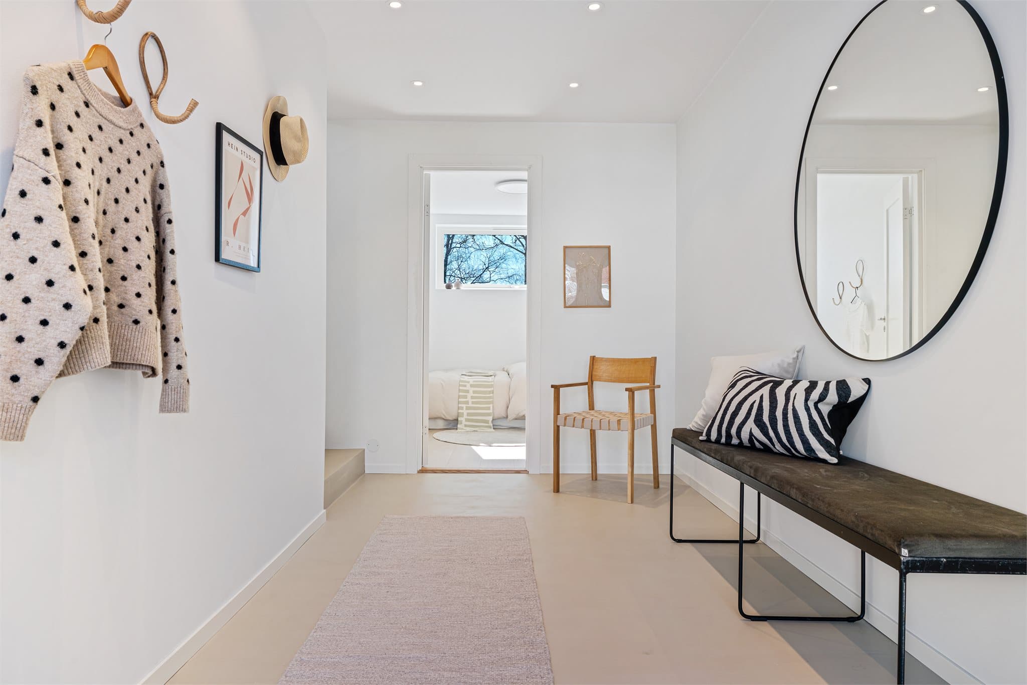 - Merk downlights i himling for et nydelig førsteinntrykk -