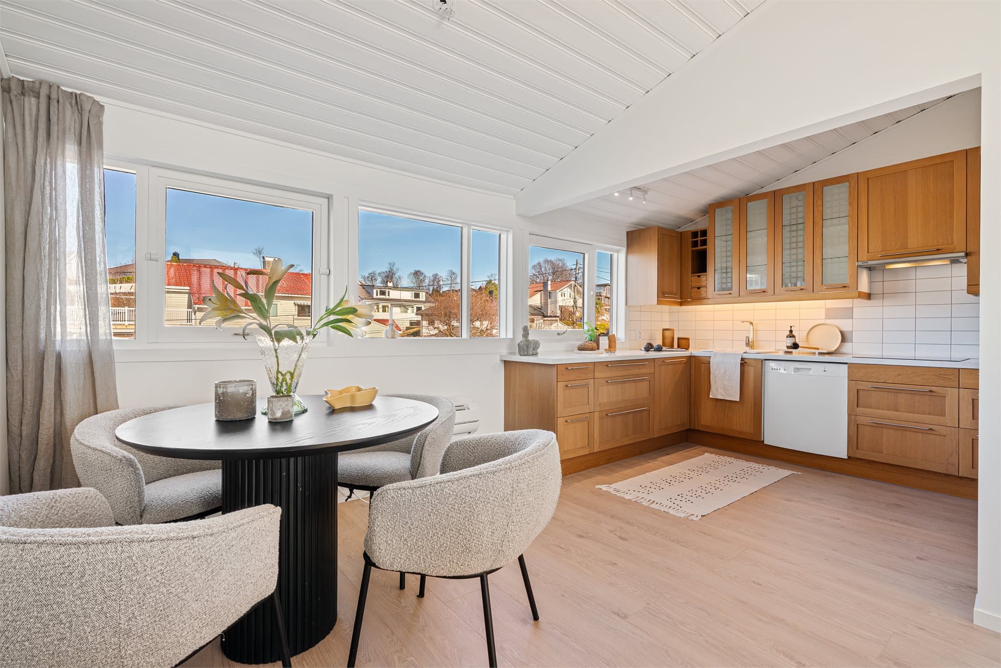 - Lekker kjøkkeninnredning med fronter i eik og benkeplate i laminat -