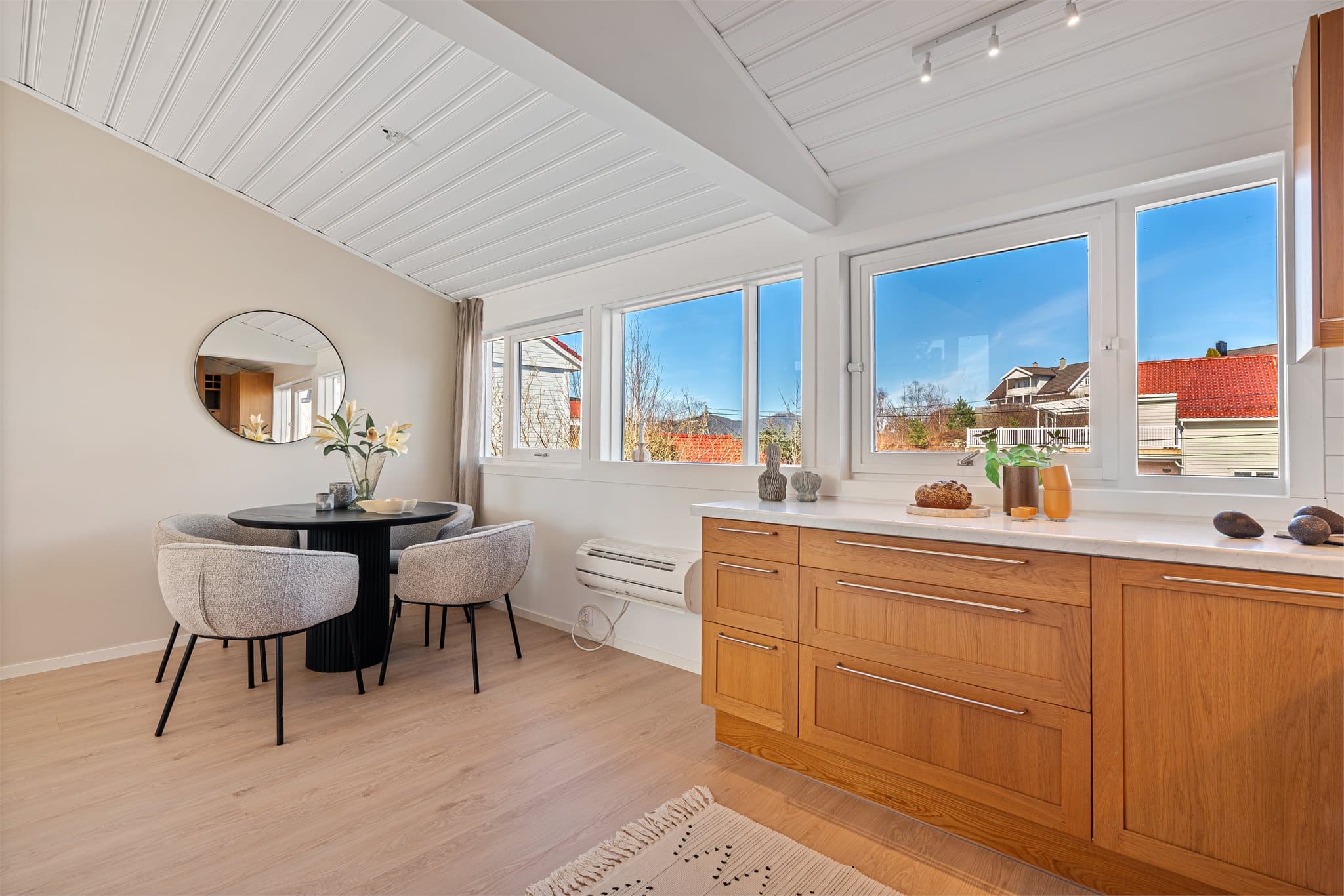 - På kjøkkenet er det installert luft til luft varmepumpe som bidrar til en jevn temperatur i boligen -