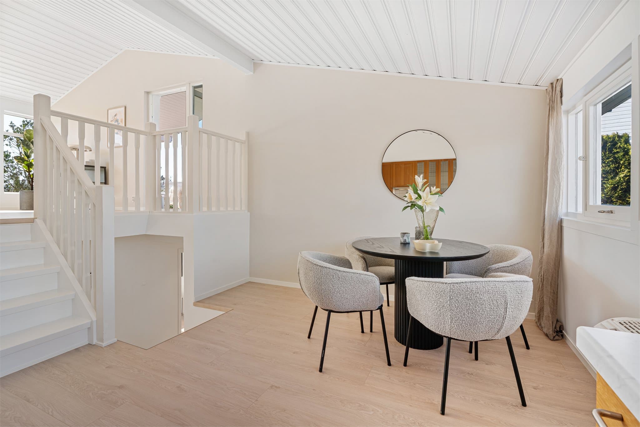 - Kjøkkenet har godt med plass til et hyggelig frokostbord for familien -