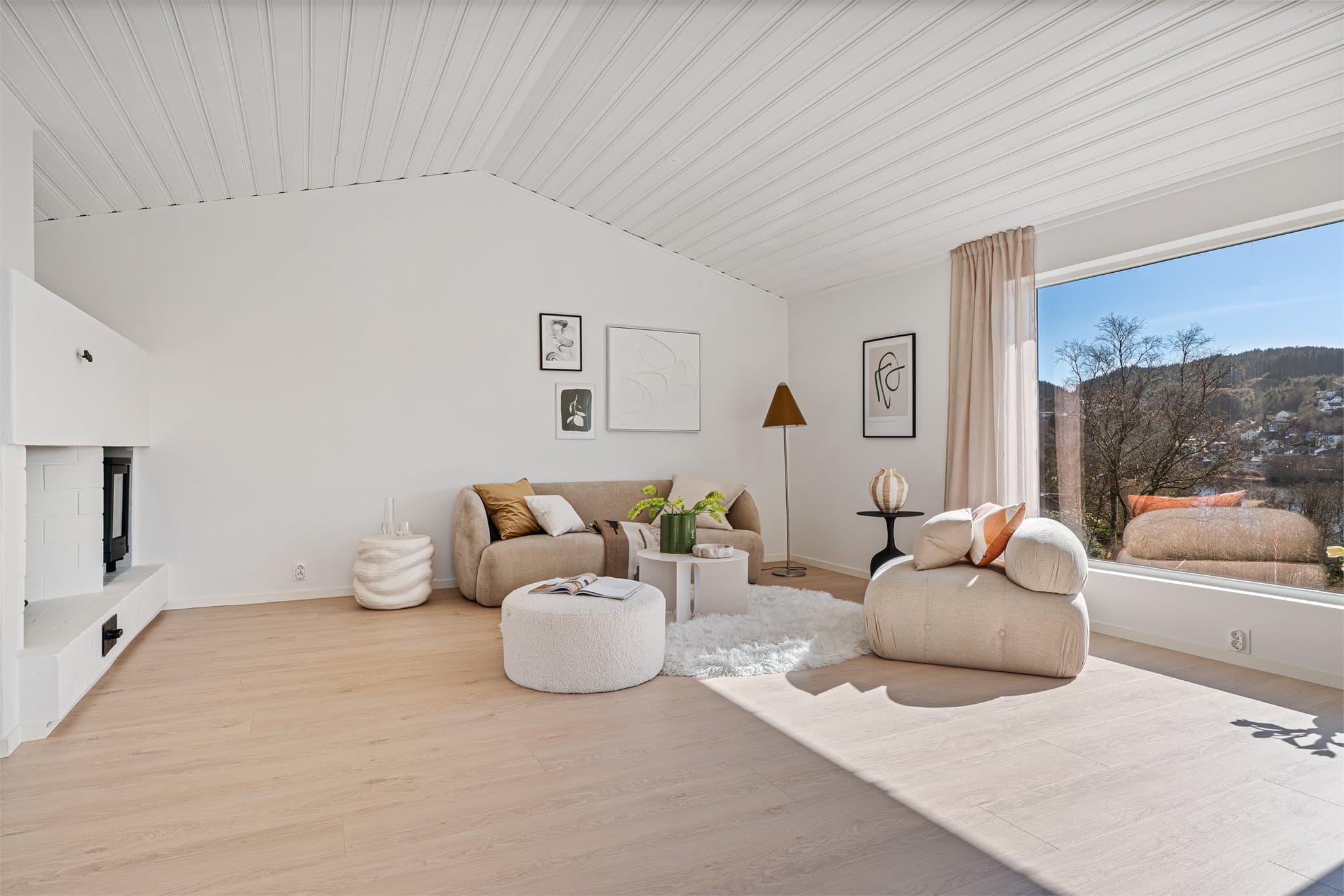 - Merk generøse vindusflater og god takhøyde som bidrar til en god og luftig romfølelse -