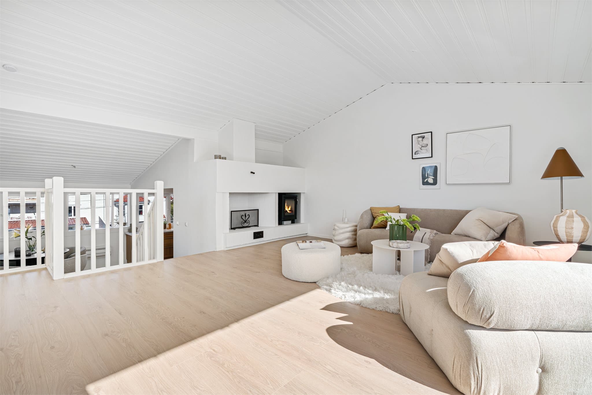 - Gjennomgående lik laminat på gulv gir et nydelig helhetsinntrykk og en rød tråd gjennom boligen -