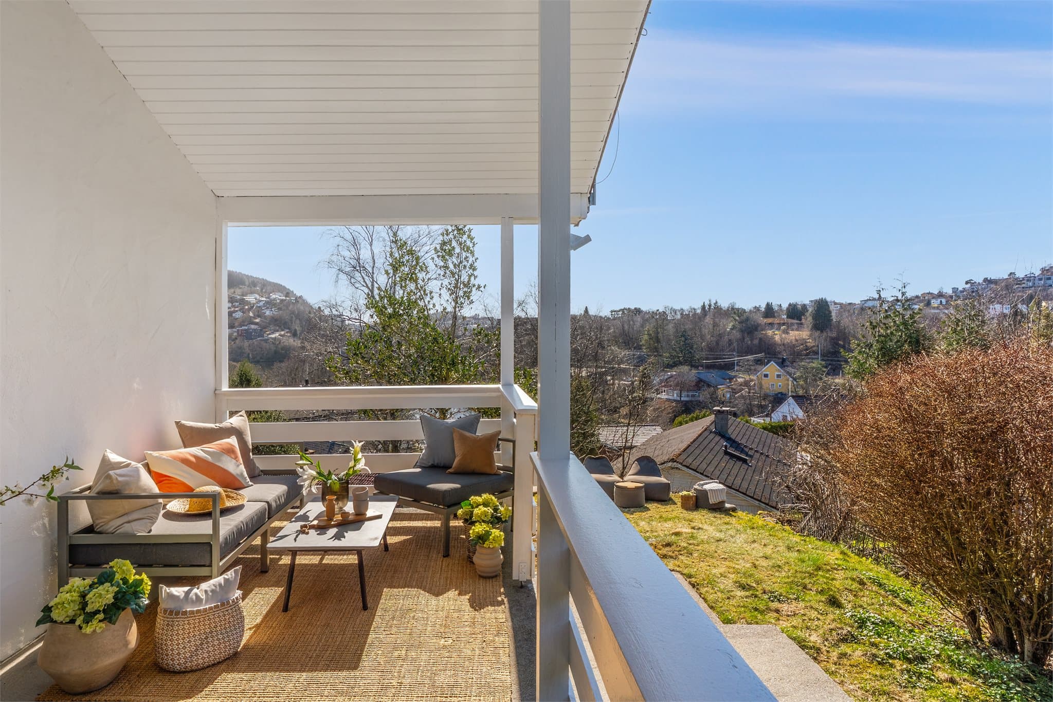 - Altanen er overbygget noe som gjør bruksmulighetene store -