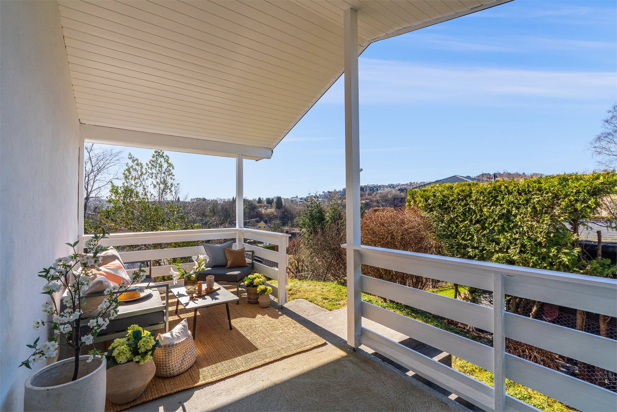 - Fra stuen er det direkte adkomst til en herlig altan som måler 11,9m²-