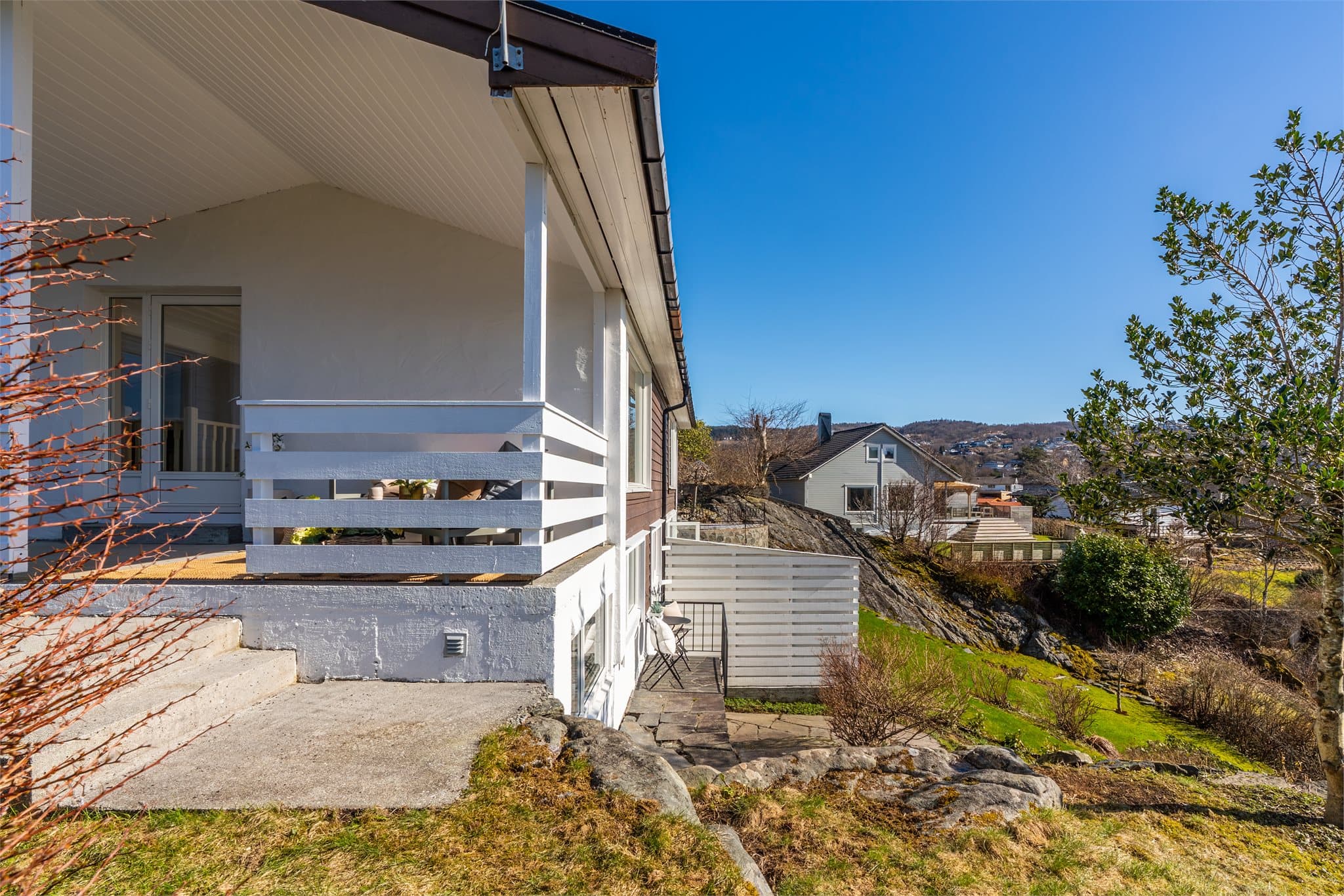 - Boligen har et hyggelig uteareal med plass til sittegrupper i ulike soner -