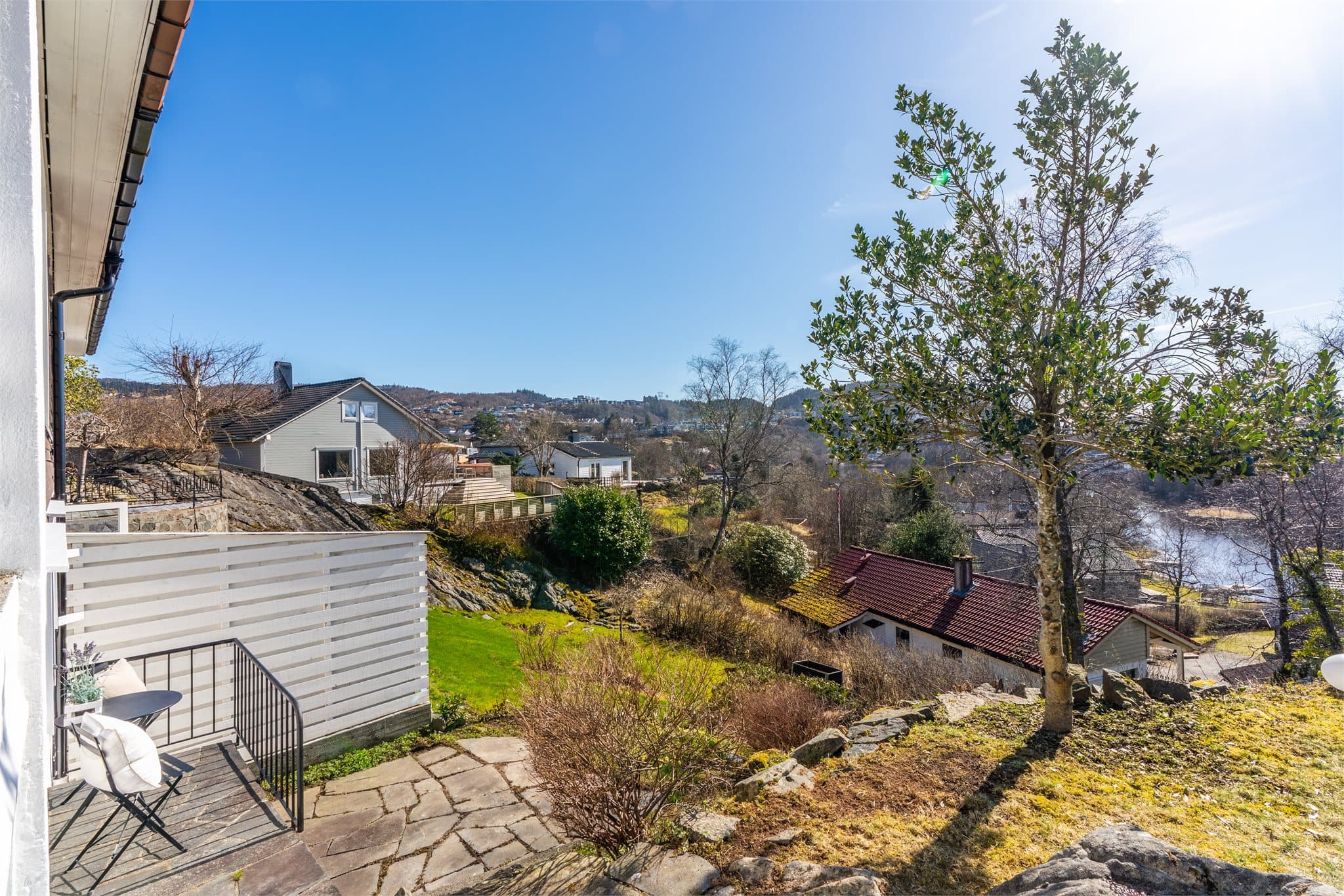 - Beliggende i naturskjønne omgivelser med utsikt ned mot Apeltunvatnet -