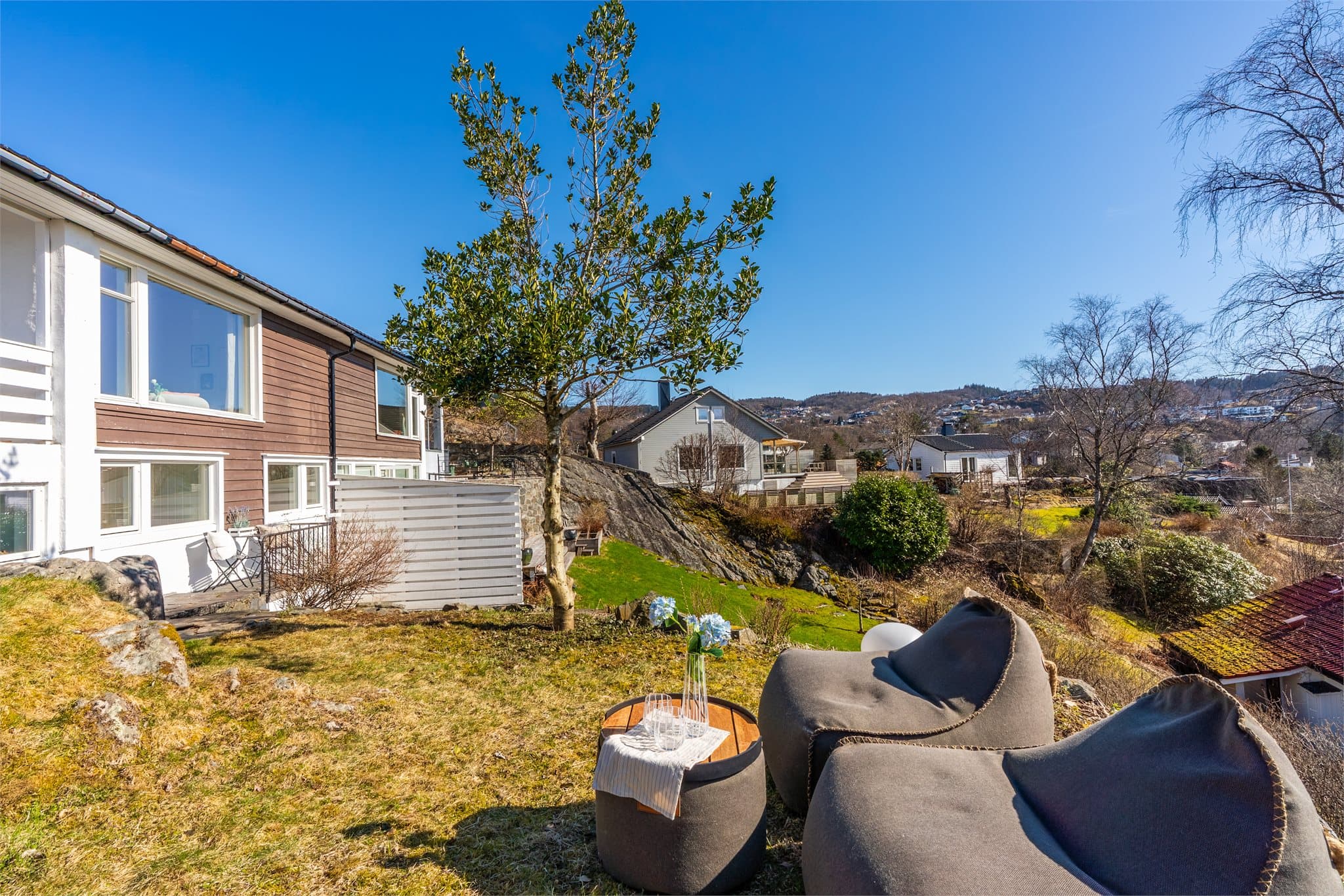 - Her ligger alt til rette for enkle hverdager med flere barnehager og skoler innen gangavstand -