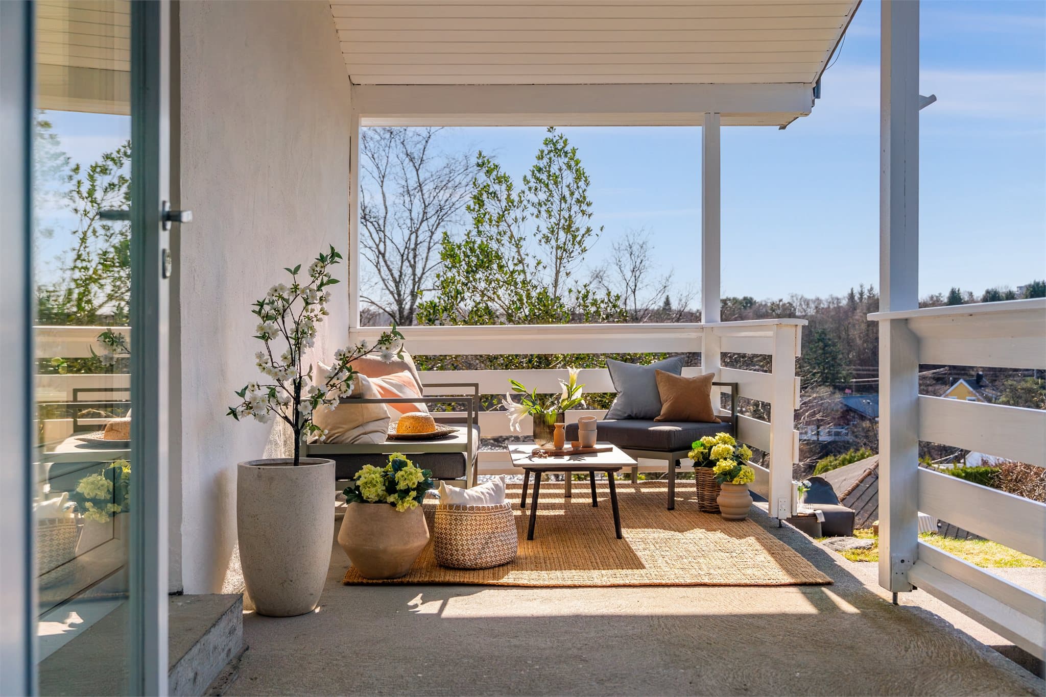 - Boligen har et totalt BRA-i på 108m² og inneholder stue, kjøkken, hall m/ trapp, 4 soverom, toalett/vaskerom og bad -