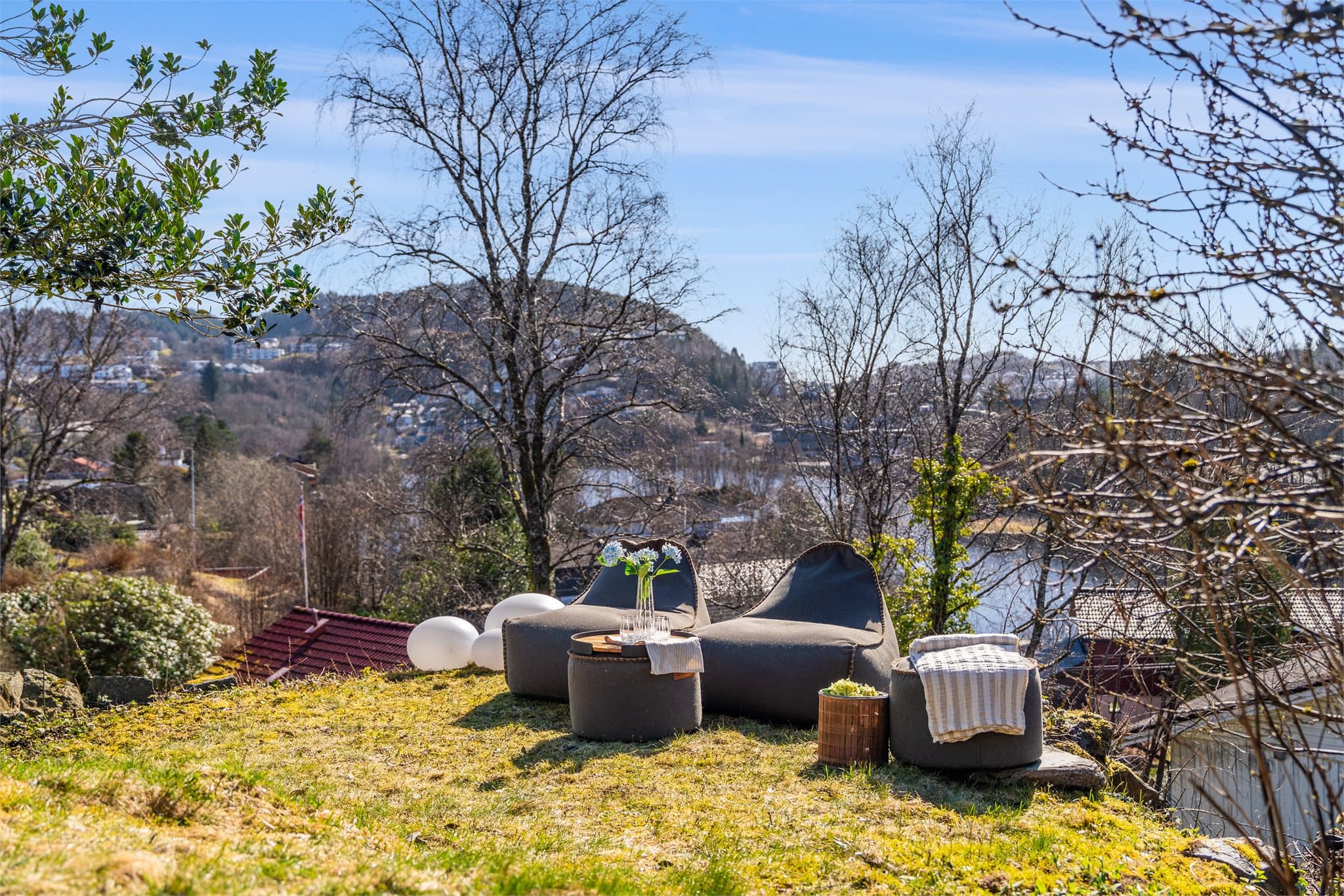 - Kun 10 minutters gange til Lagunen storsenter med et bredt handle- og servicetilbud -