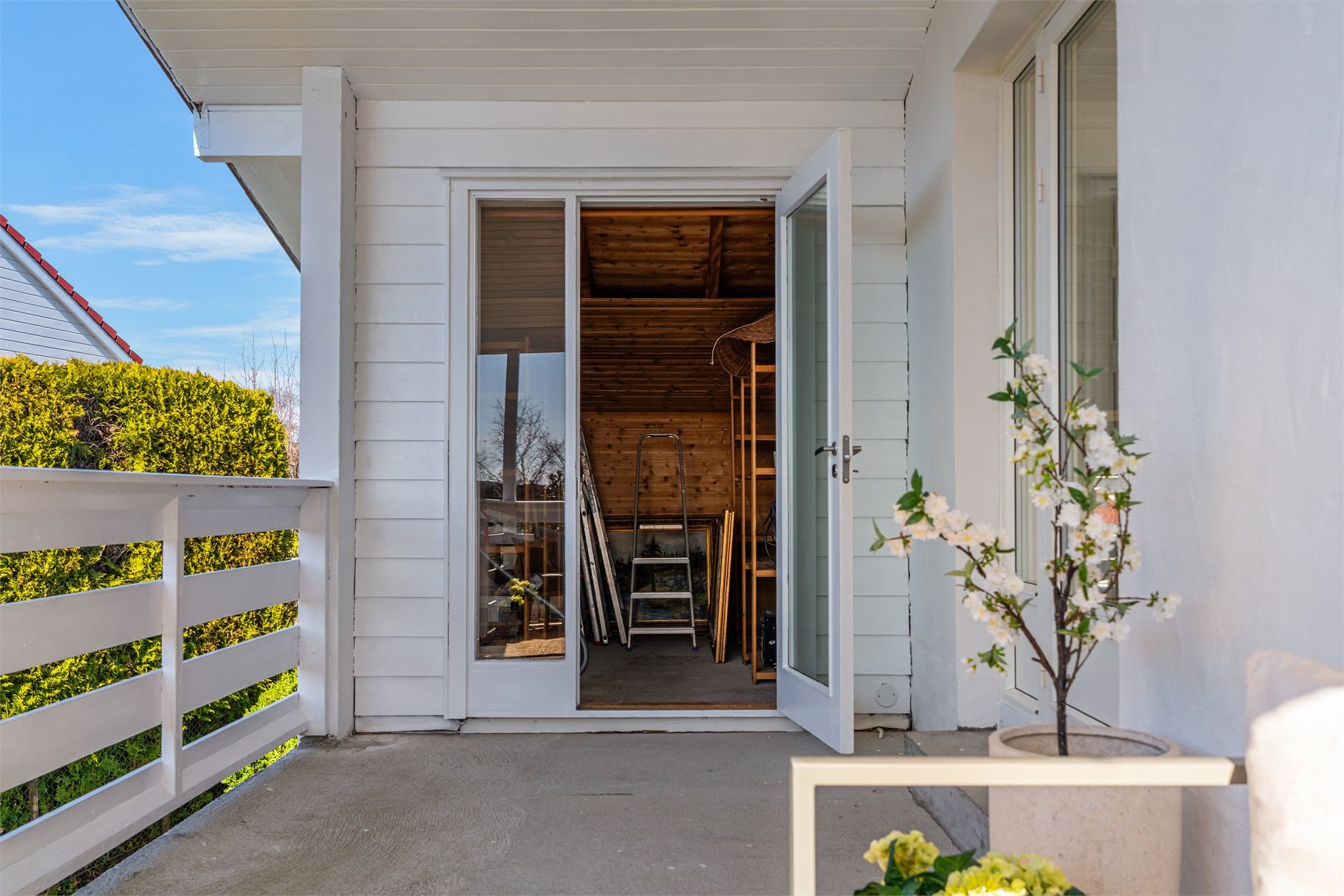 - Godt med lagringsplass i utvendig bod som måler 5m² -