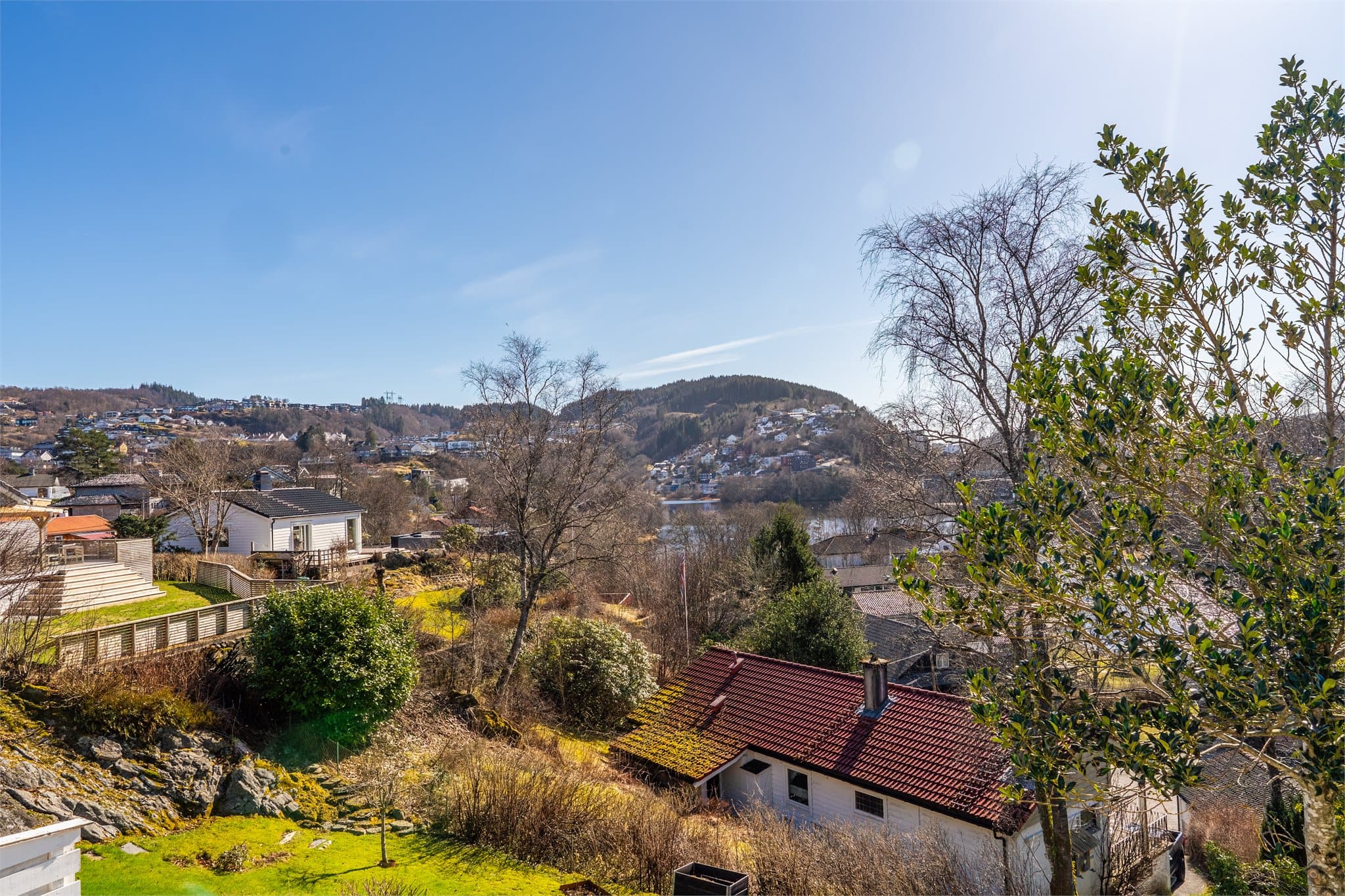 - Det er flere gode aktivitetstilbud i nærheten, som Skjoldstølen lekeplass, Smørås fotballbane, Fana stadion og Gneist arena -