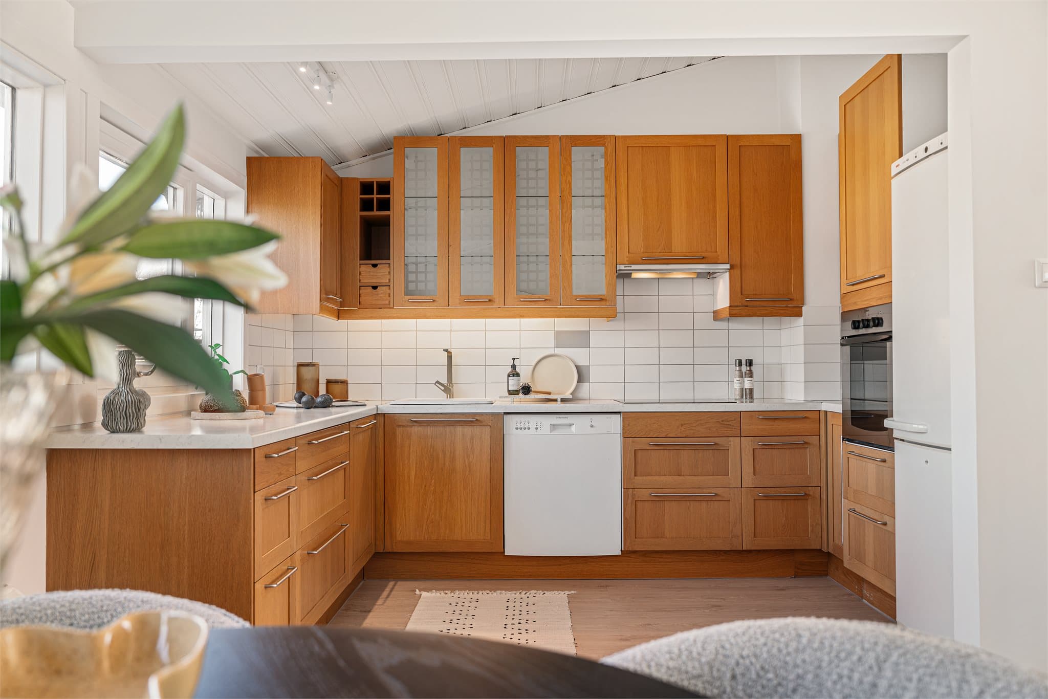 - Godt med skap- og benkeplass gjør matlagingen til en drøm -