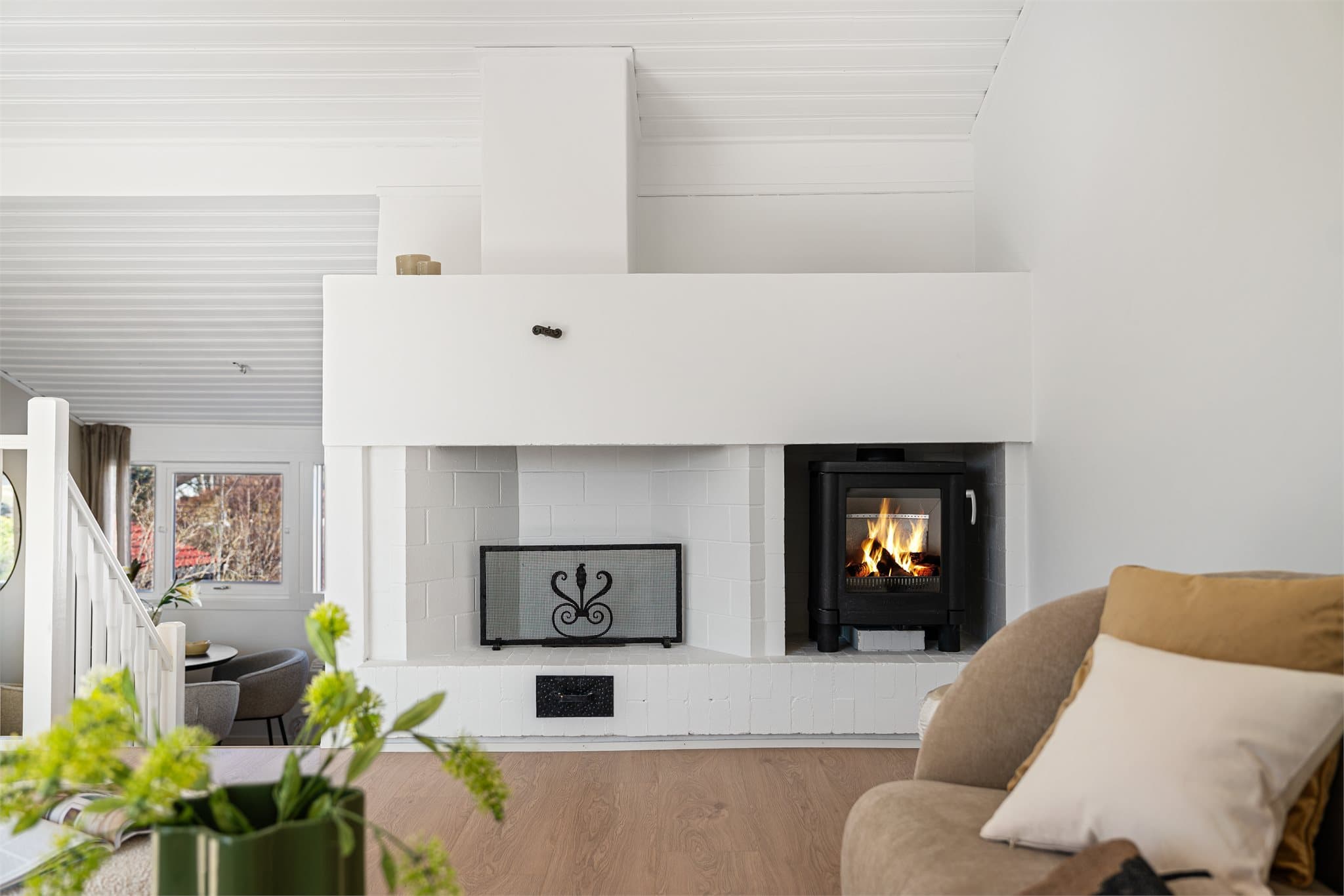 - Vedovn i stuen bidrar til lavere strømutgifter og ekstra hygge (vedovnen er ikke montert) -