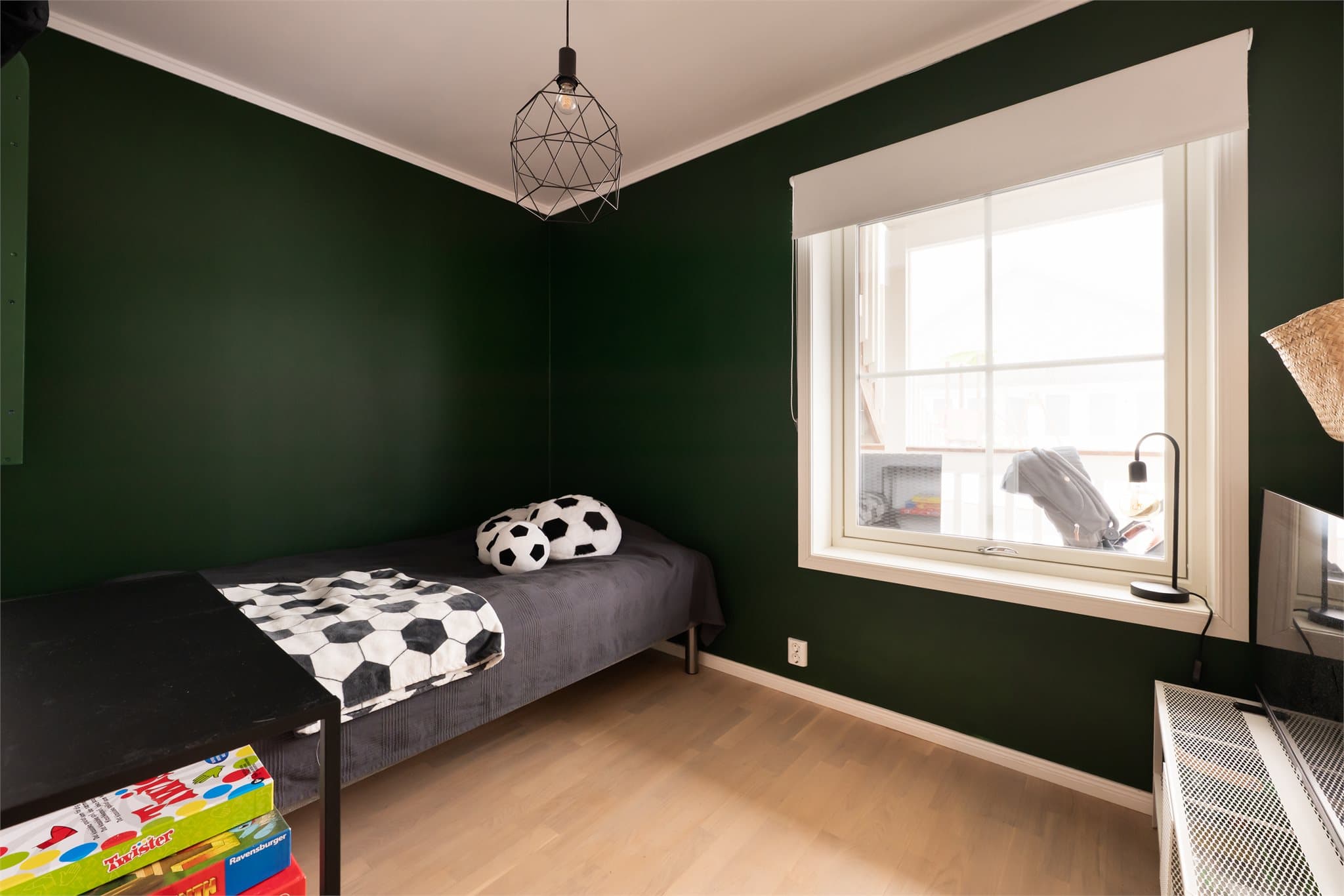 Soverom 2 passer godt som barnerom, gjesterom eller kontor.