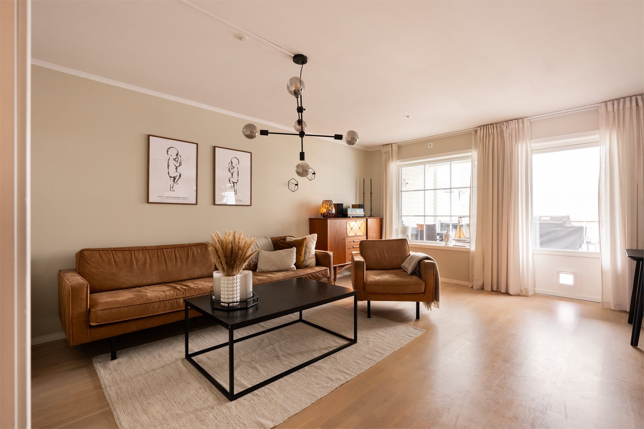 Leiligheten holder en god standard med moderne fargevalg og store vindusflater.