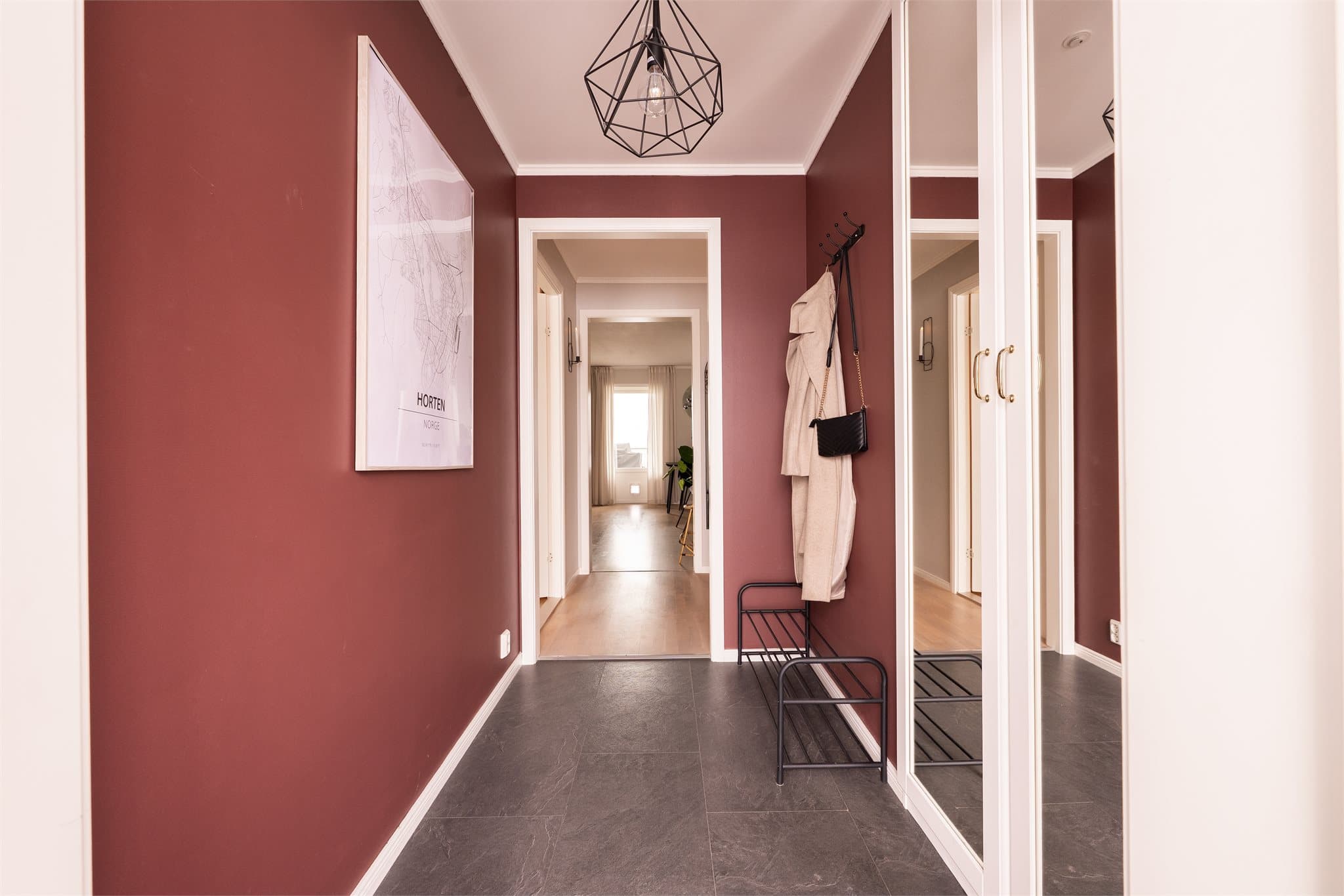 Romslig vindfang med garderobeløsning og knaggoppheng.